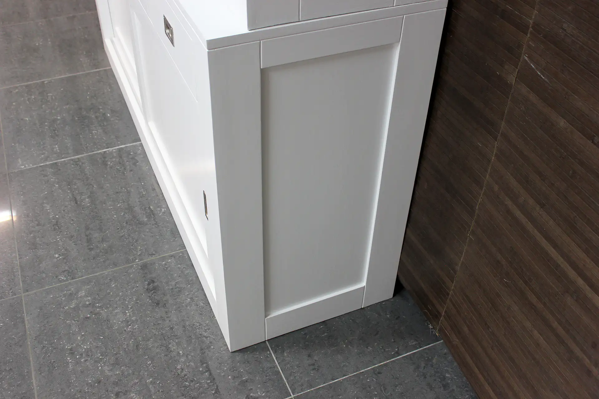 Corak 120-300L SW | witte moderne buffetkast in RAL 9016 Witte moderne buffetkast in RAL 9016. Design buffetkasten & vitrinekasten voor strak, industrieel of modern interieur - meubelen TEAK2.