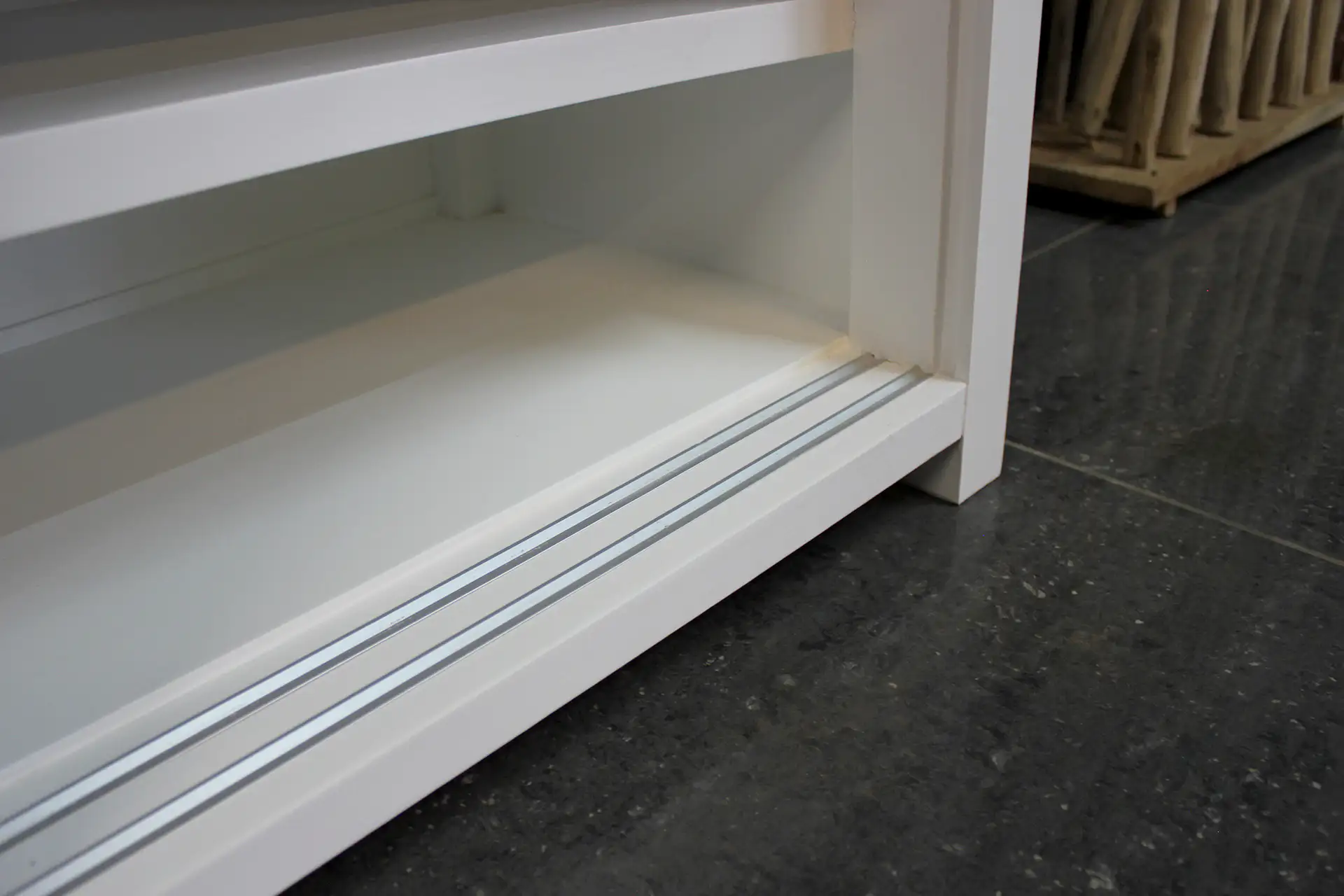 Corak TV120-240L SW | modern Tv-meubel wit met schuifdeuren Modern Tv-meubel wit met schuifdeuren. Minimalistisch Tv-meubel spierwit RAL 9016. Tv-meubels in wit of andere kleur - TEAK2.