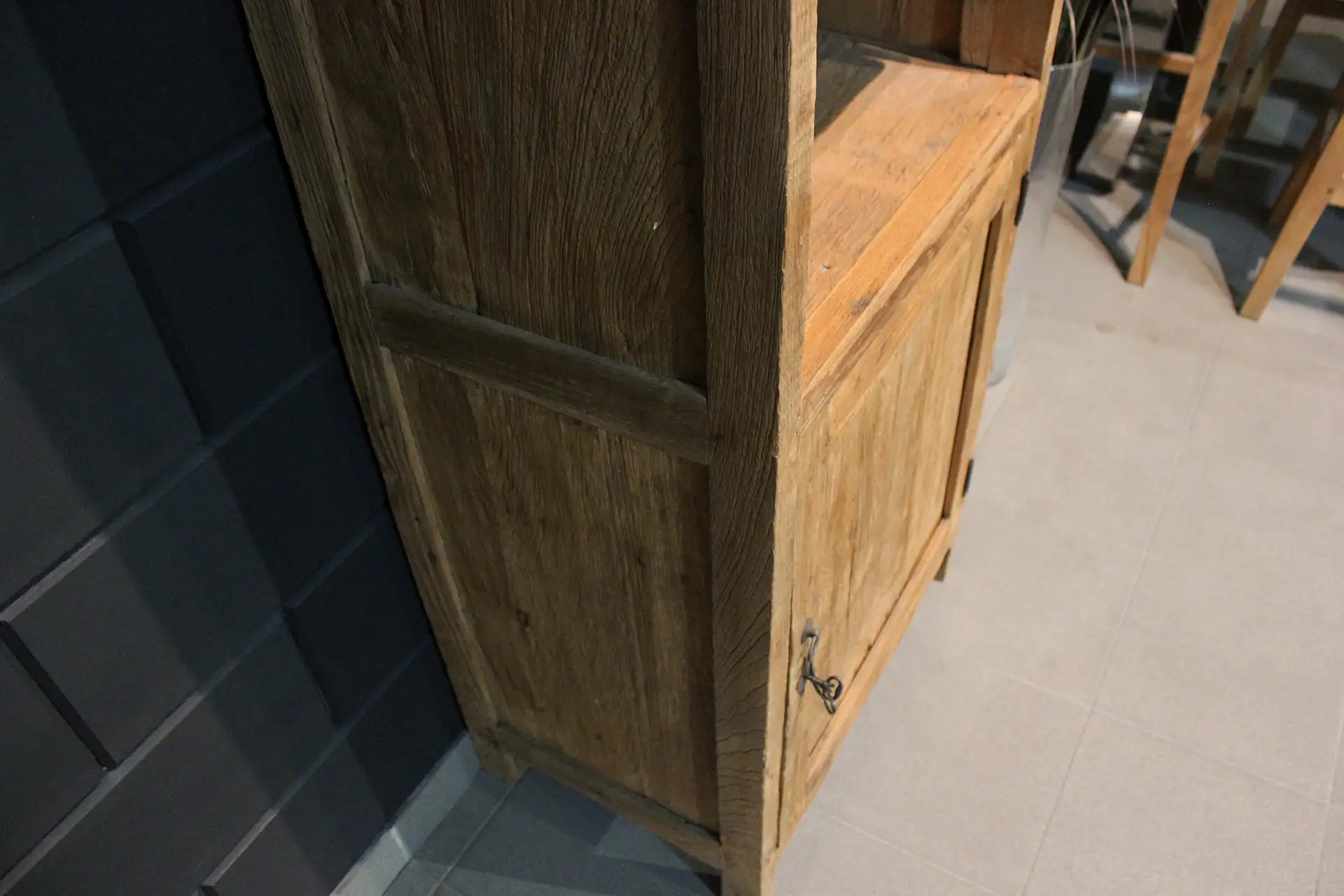 Cuci Bebas 70DE Old | schmales Bücherregal aus Teakholz Erosion Teakholz Schmaler Bücherschrank aus Teakholz in antikem Erosions-Teak. Dieser schmale Teakschrank hat offene Fächer und eine Drehtür.