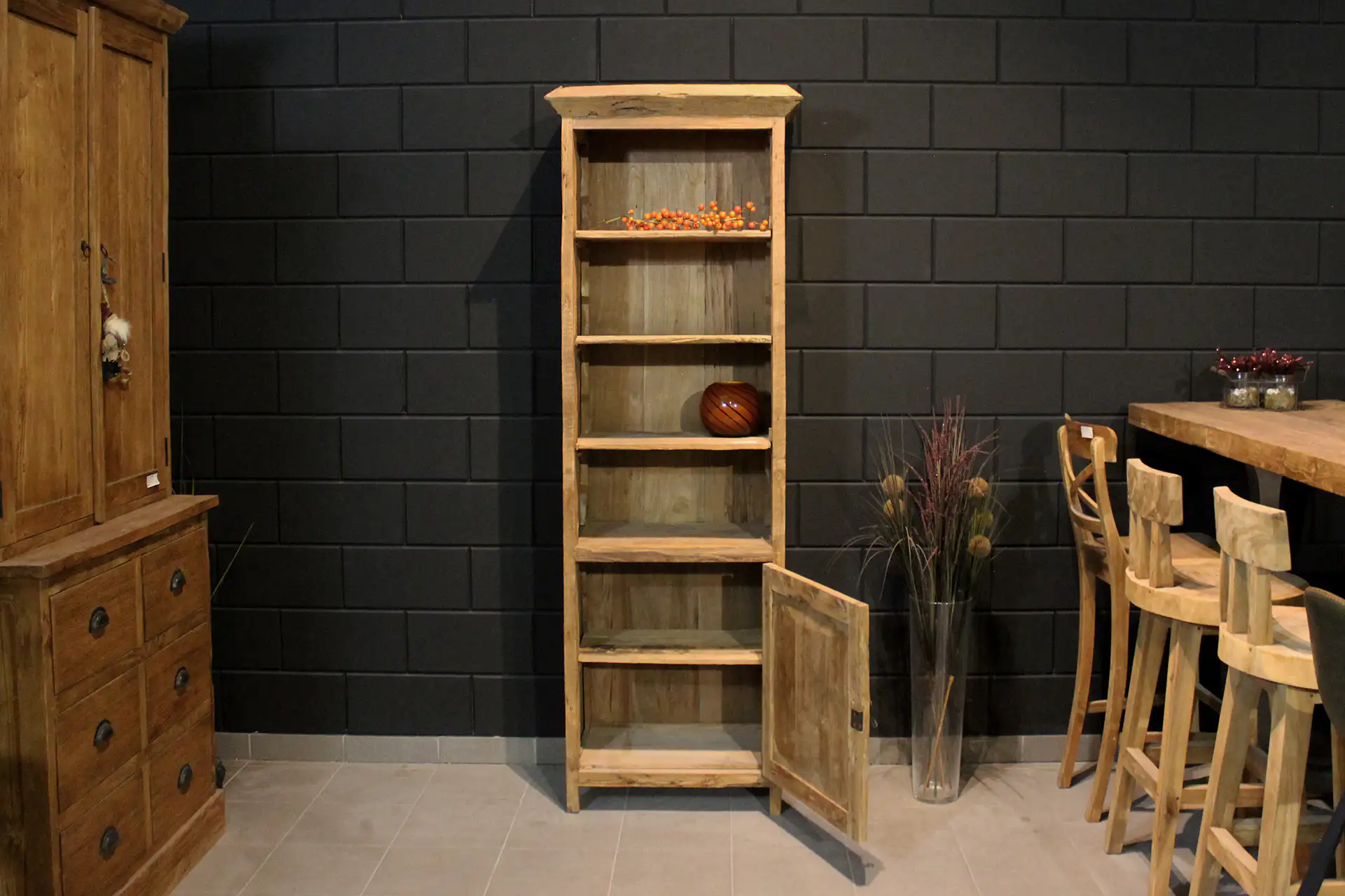 Cuci Bebas 70DE Old | schmales Bücherregal aus Teakholz Erosion Teakholz Schmaler Bücherschrank aus Teakholz in antikem Erosions-Teak. Dieser schmale Teakschrank hat offene Fächer und eine Drehtür.