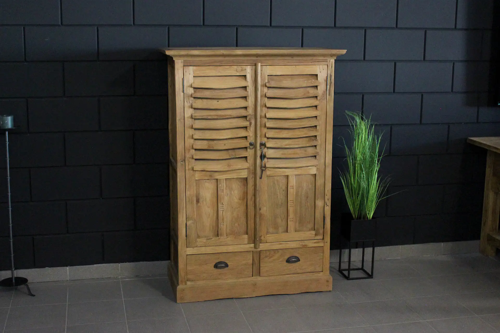 Cuci Kerai 90I Old | schmaler Wandschrank aus Teakholz mit zwei Jalousietüren Schmaler Wandschrank aus Teakholz mit zwei Jalousietüren und Schubladen aus Indonesien. Kleiner Teakholzschrank – Möbelgeschäft TEAK2.