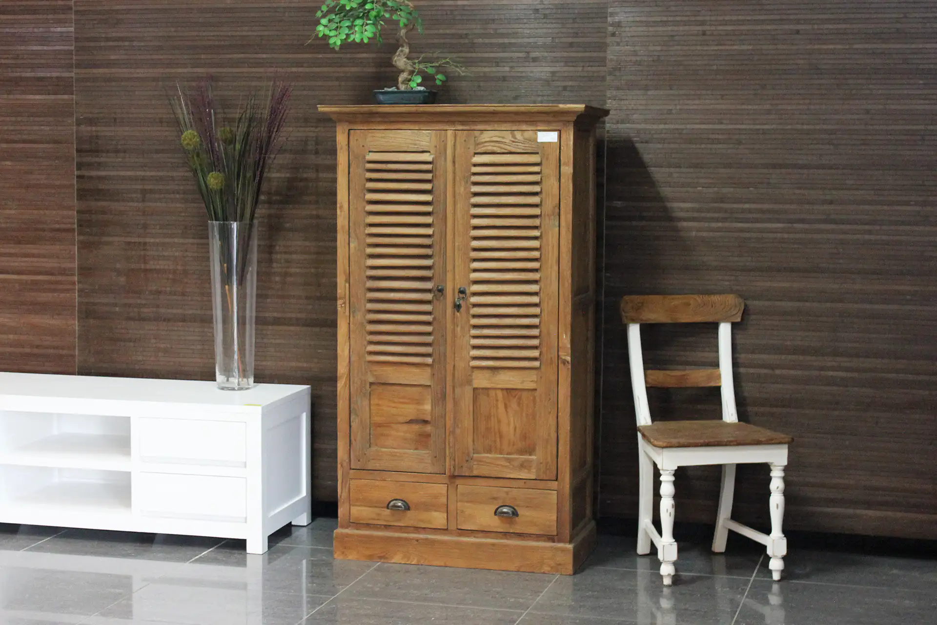Cuci Kerai 90 Old | armoire murale étroite en teck avec portes persiennes Armoire murale étroite en teck avec portes persiennes. Armoire unique en teck d'Indonésie, fabriquée à la main ! Armoires uniques en teck - TEAK2.