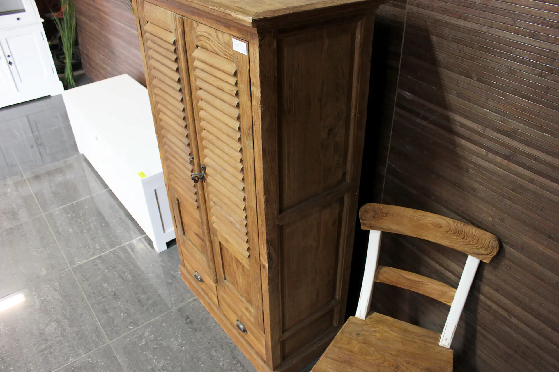 Cuci Kerai 90 Old | armoire murale étroite en teck avec portes persiennes Armoire murale étroite en teck avec portes persiennes. Armoire unique en teck d'Indonésie, fabriquée à la main ! Armoires uniques en teck - TEAK2.