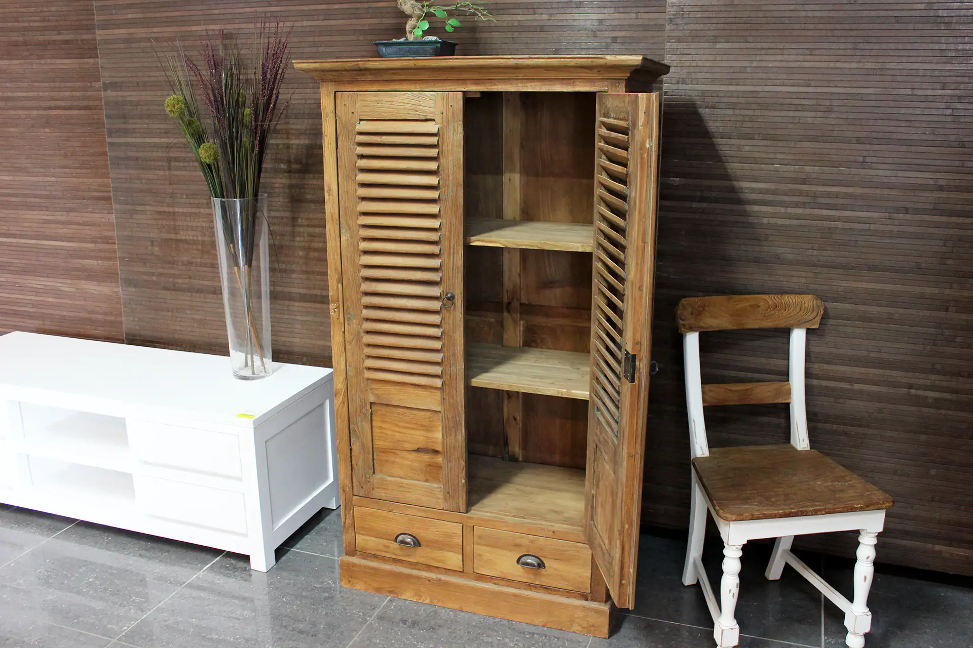 Cuci Kerai 90 Old | armoire murale étroite en teck avec portes persiennes Armoire murale étroite en teck avec portes persiennes. Armoire unique en teck d'Indonésie, fabriquée à la main ! Armoires uniques en teck - TEAK2.