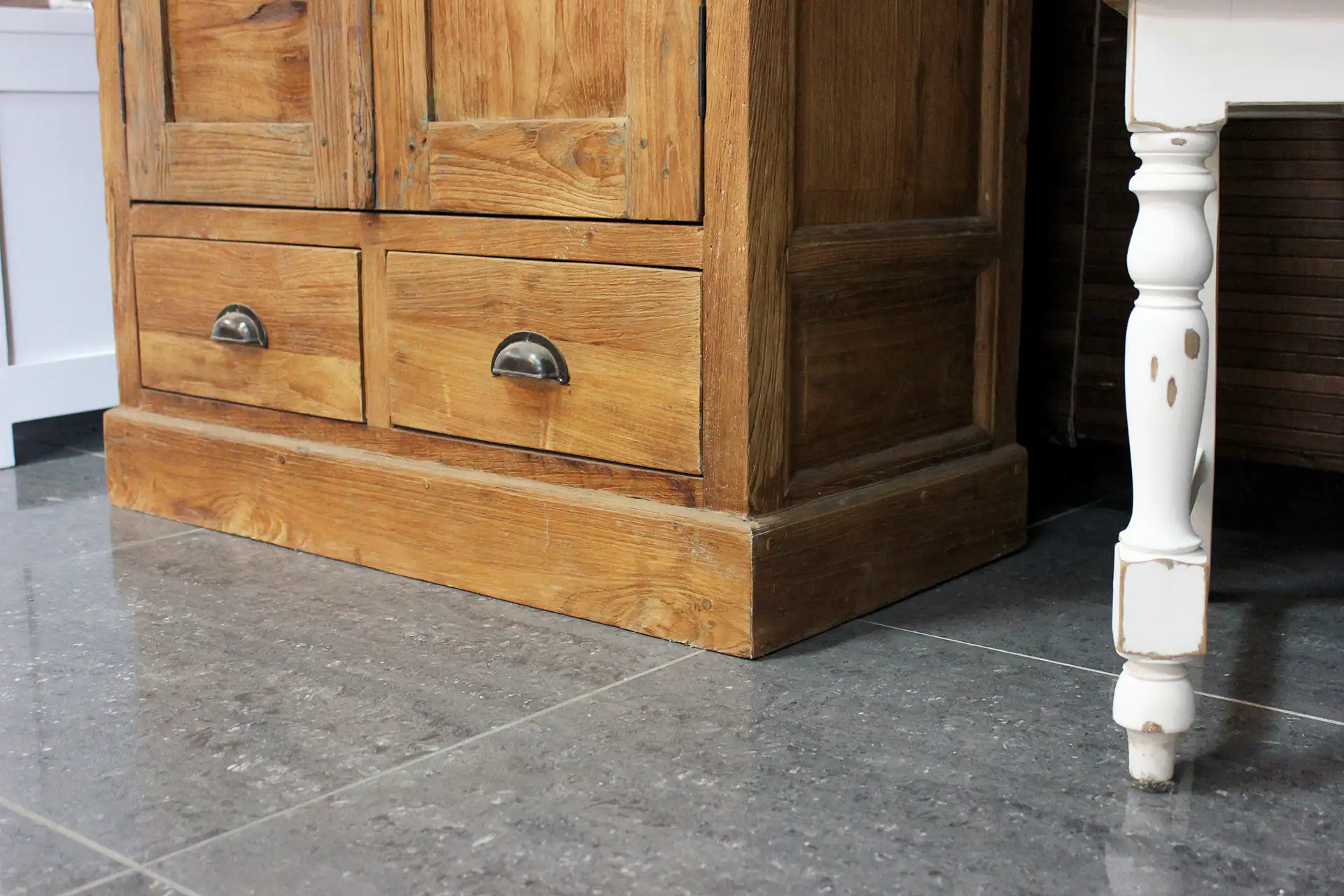 Cuci Kerai 90 Old | armoire murale étroite en teck avec portes persiennes Armoire murale étroite en teck avec portes persiennes. Armoire unique en teck d'Indonésie, fabriquée à la main ! Armoires uniques en teck - TEAK2.