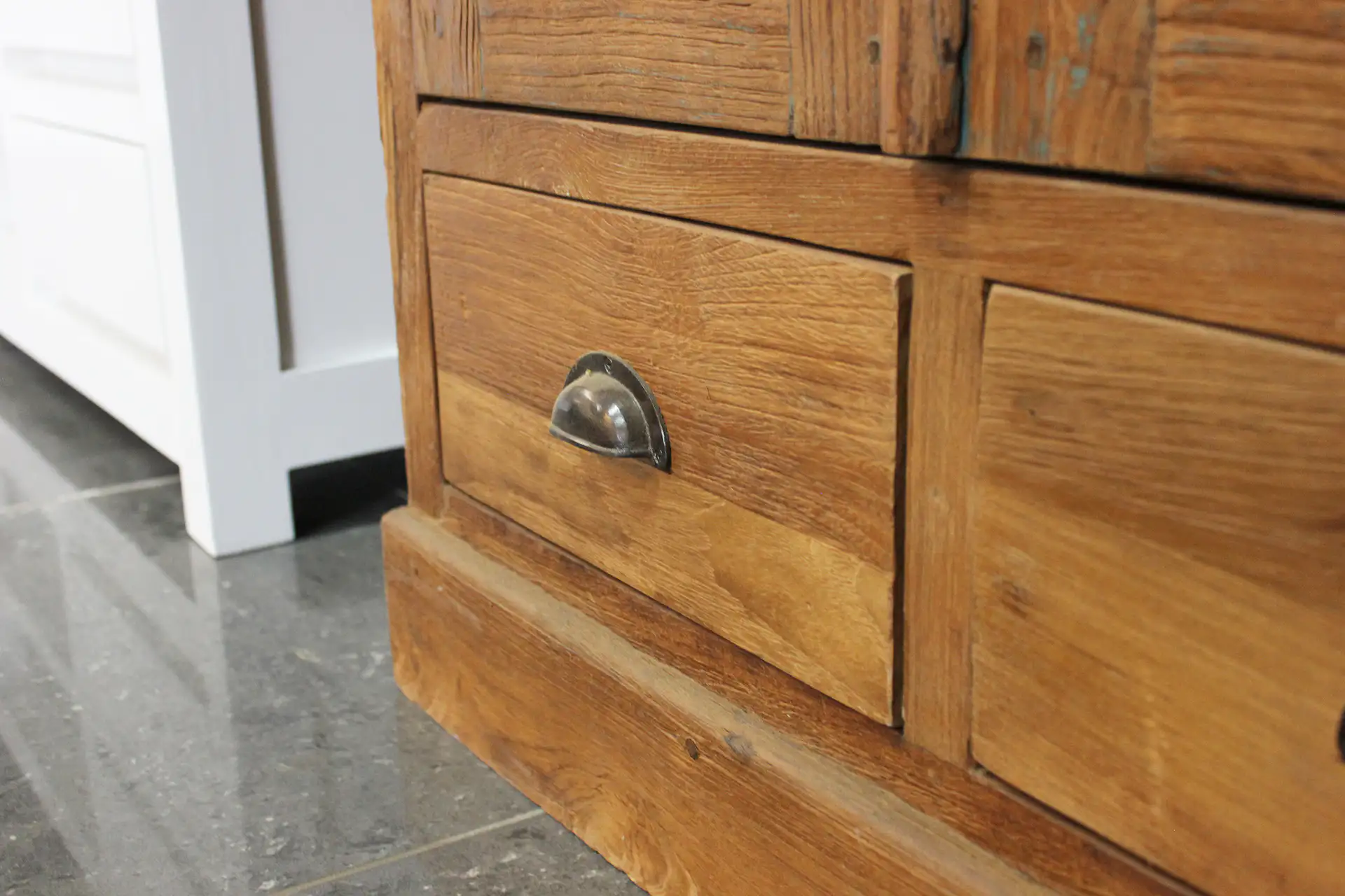 Cuci Kerai 90 Old | armoire murale étroite en teck avec portes persiennes Armoire murale étroite en teck avec portes persiennes. Armoire unique en teck d'Indonésie, fabriquée à la main ! Armoires uniques en teck - TEAK2.