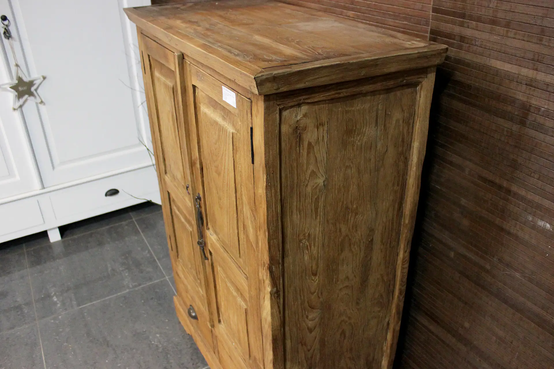 Cuci Lirih 90 Old 2 | kleine teak kast met 2 lades uit Indonesië Kleine teak kast met 2 lades uit Indonesië in geborsteld oud teakhout. Wandkast met draaideuren - teak winkel TEAK2.