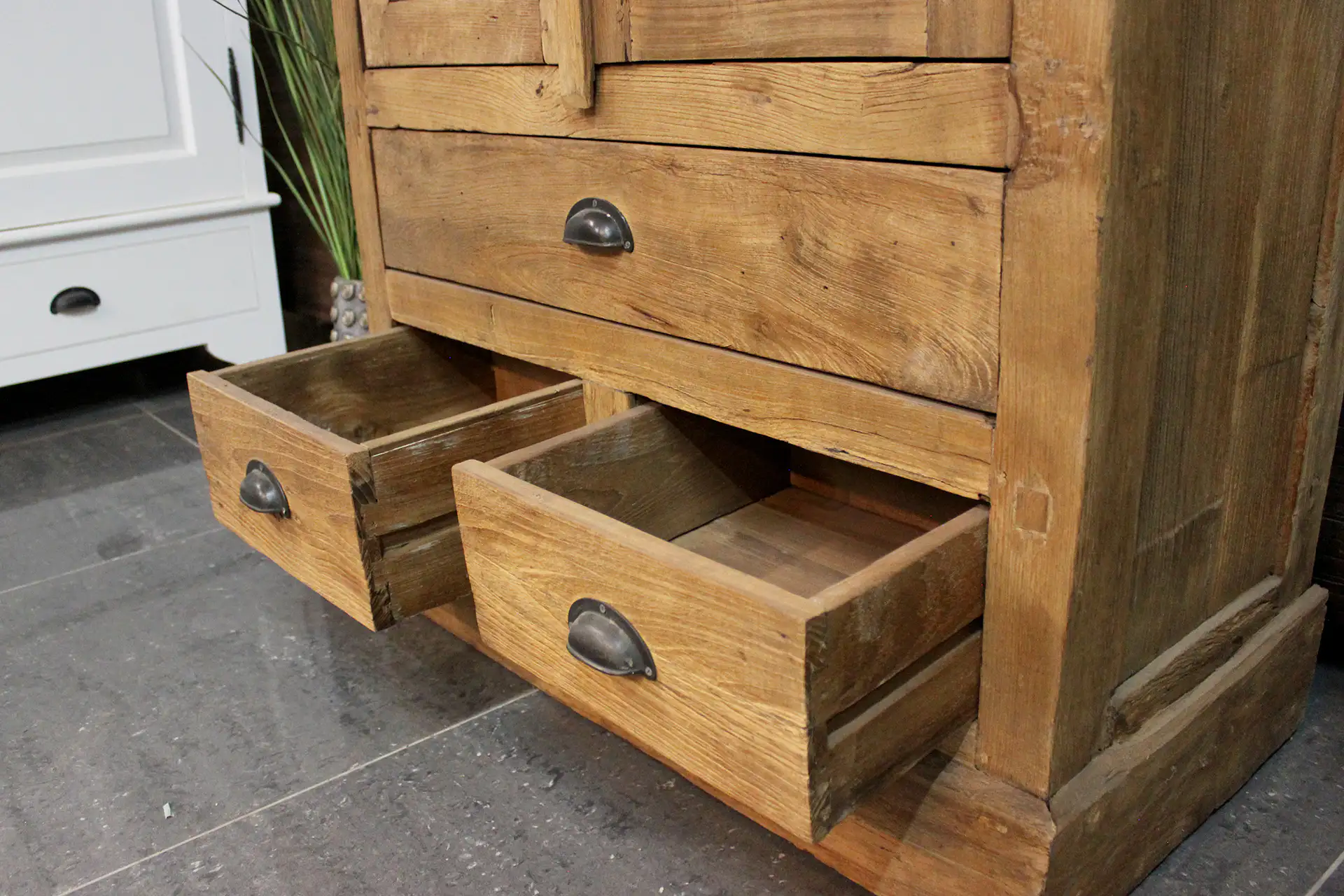 Cuci Lirih 90 Old 3 | petite armoire en teck à 3 tiroirs d'Indonésie Petite armoire en teck à 3 tiroirs d'Indonésie en vieux teck brossé. Armoire murale à portes battantes - boutique teck TEAK2.