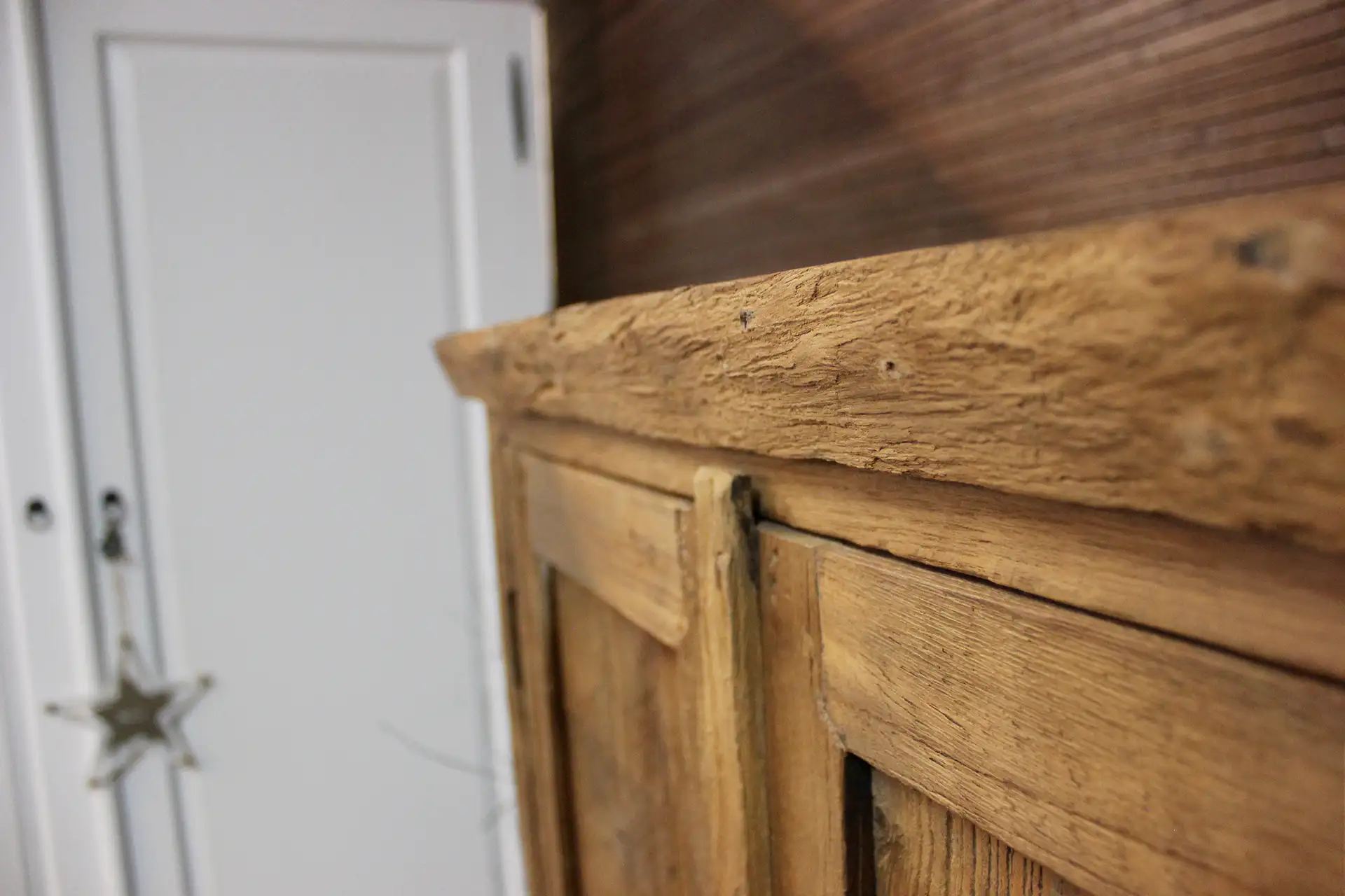 Cuci Lirih 90 Old 3 | petite armoire en teck à 3 tiroirs d'Indonésie Petite armoire en teck à 3 tiroirs d'Indonésie en vieux teck brossé. Armoire murale à portes battantes - boutique teck TEAK2.