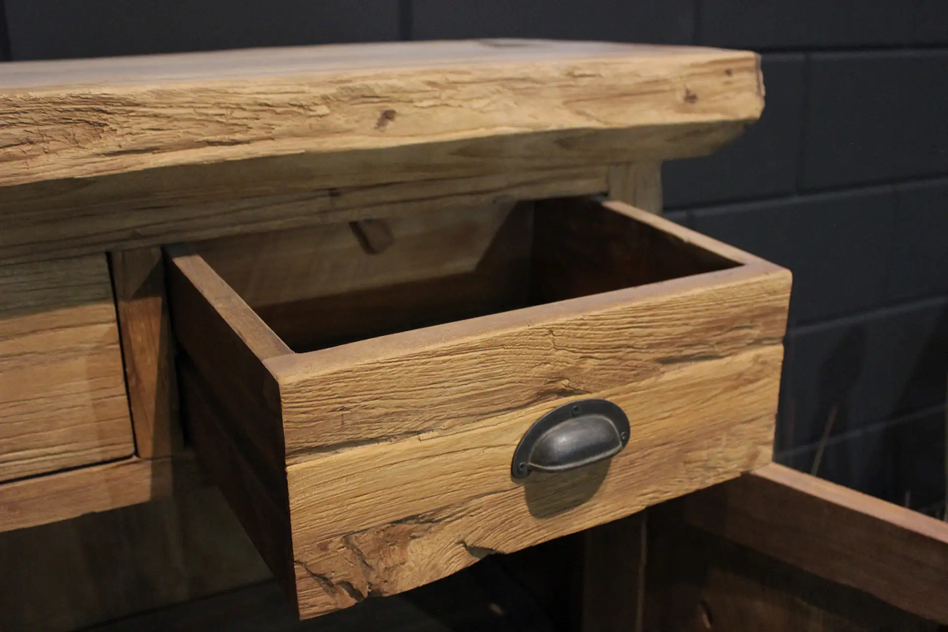 Cuci Lirih 90 Old 4 | petite armoire en teck à 4 tiroirs d'Indonésie Petite armoire en teck à 4 tiroirs d'Indonésie en vieux teck brossé. Armoire murale à portes pivotantes - boutique teck TEAK2.