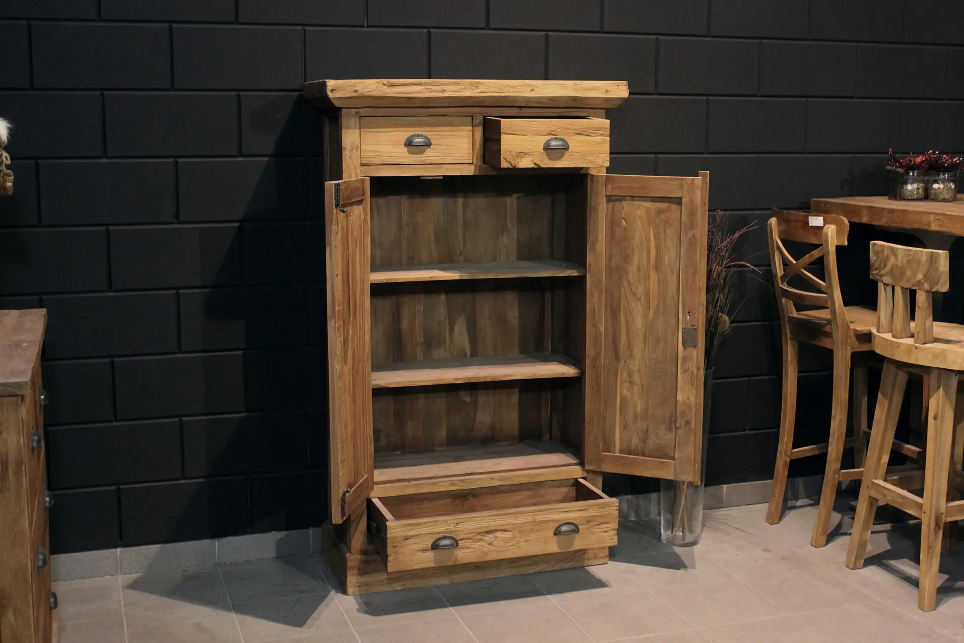 Cuci Lirih 90 Old 4 | petite armoire en teck à 4 tiroirs d'Indonésie Petite armoire en teck à 4 tiroirs d'Indonésie en vieux teck brossé. Armoire murale à portes pivotantes - boutique teck TEAK2.