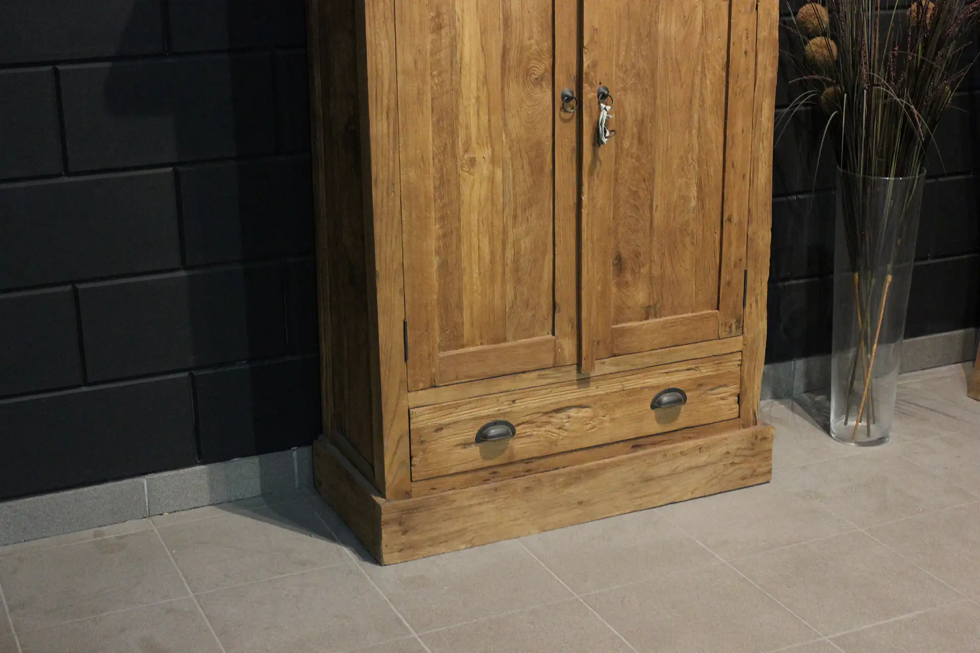 Cuci Lirih 90 Old 4 | petite armoire en teck à 4 tiroirs d'Indonésie Petite armoire en teck à 4 tiroirs d'Indonésie en vieux teck brossé. Armoire murale à portes pivotantes - boutique teck TEAK2.