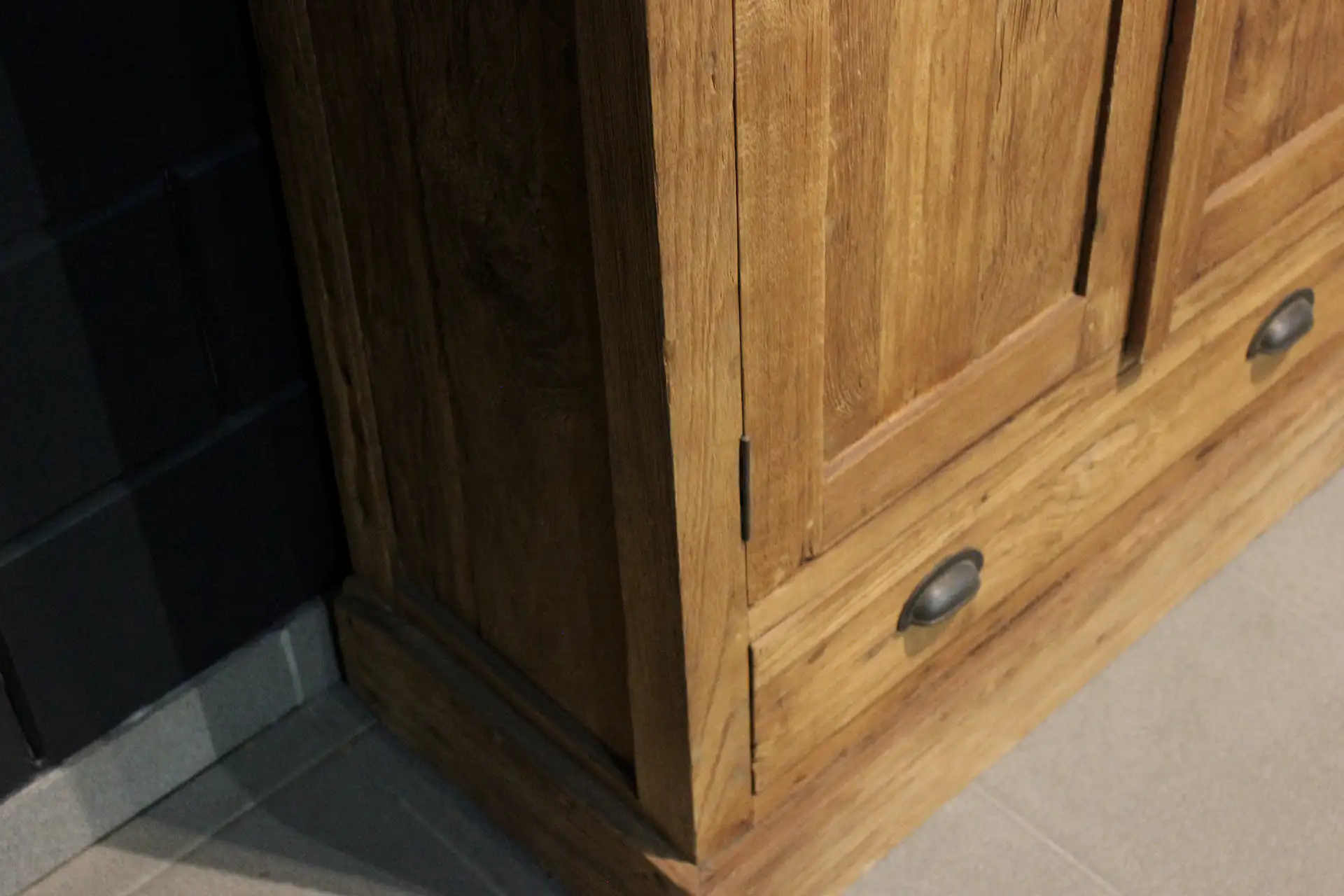 Cuci Lirih 90 Old 4 | petite armoire en teck à 4 tiroirs d'Indonésie Petite armoire en teck à 4 tiroirs d'Indonésie en vieux teck brossé. Armoire murale à portes pivotantes - boutique teck TEAK2.