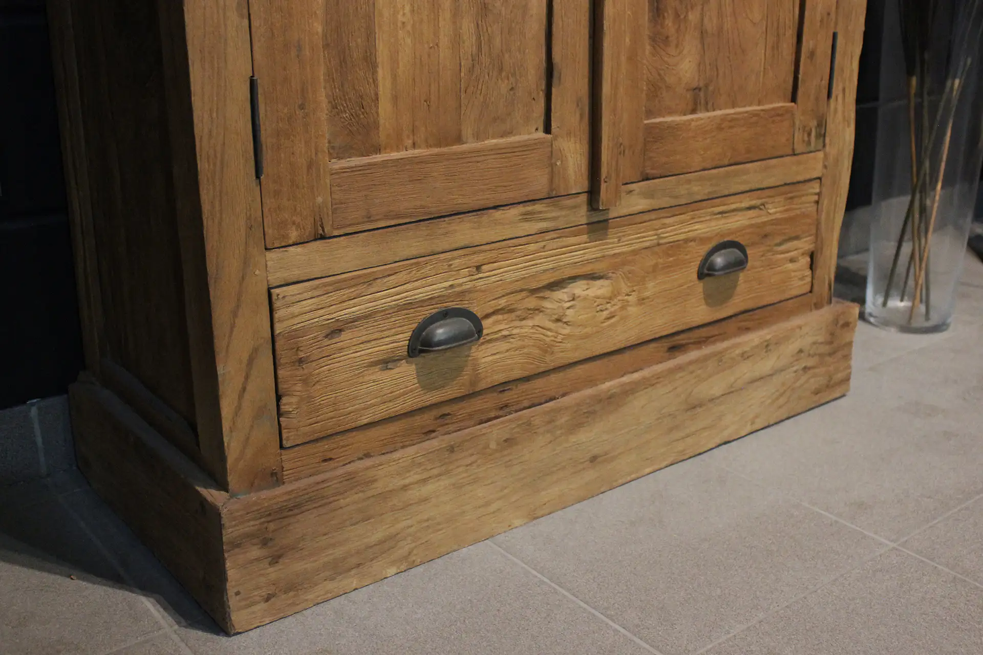 Cuci Lirih 90 Old 4 | petite armoire en teck à 4 tiroirs d'Indonésie Petite armoire en teck à 4 tiroirs d'Indonésie en vieux teck brossé. Armoire murale à portes pivotantes - boutique teck TEAK2.