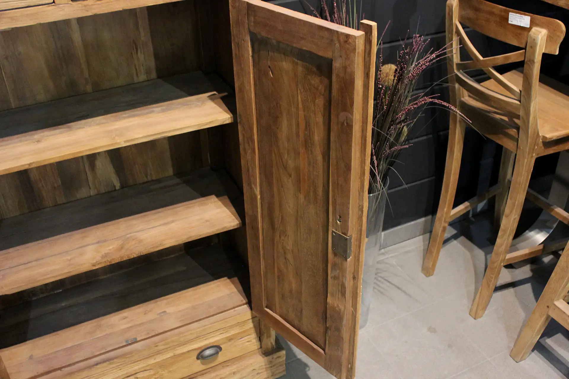 Cuci Lirih 90 Old 4 | petite armoire en teck à 4 tiroirs d'Indonésie Petite armoire en teck à 4 tiroirs d'Indonésie en vieux teck brossé. Armoire murale à portes pivotantes - boutique teck TEAK2.
