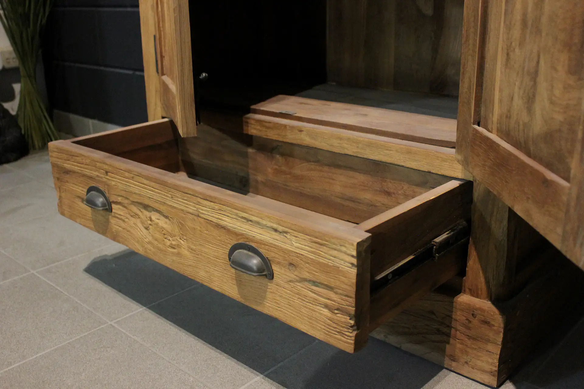 Cuci Lirih 90 Old 4 | petite armoire en teck à 4 tiroirs d'Indonésie Petite armoire en teck à 4 tiroirs d'Indonésie en vieux teck brossé. Armoire murale à portes pivotantes - boutique teck TEAK2.