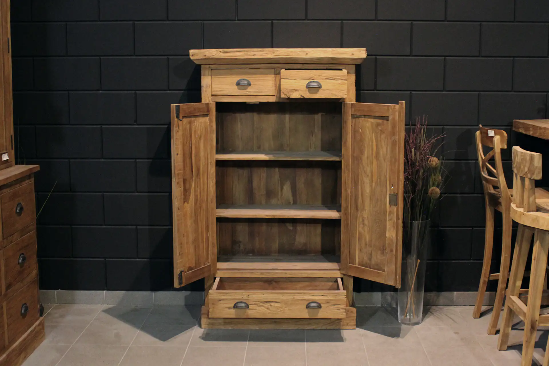 Cuci Lirih 90 Old 4 | petite armoire en teck à 4 tiroirs d'Indonésie Petite armoire en teck à 4 tiroirs d'Indonésie en vieux teck brossé. Armoire murale à portes pivotantes - boutique teck TEAK2.