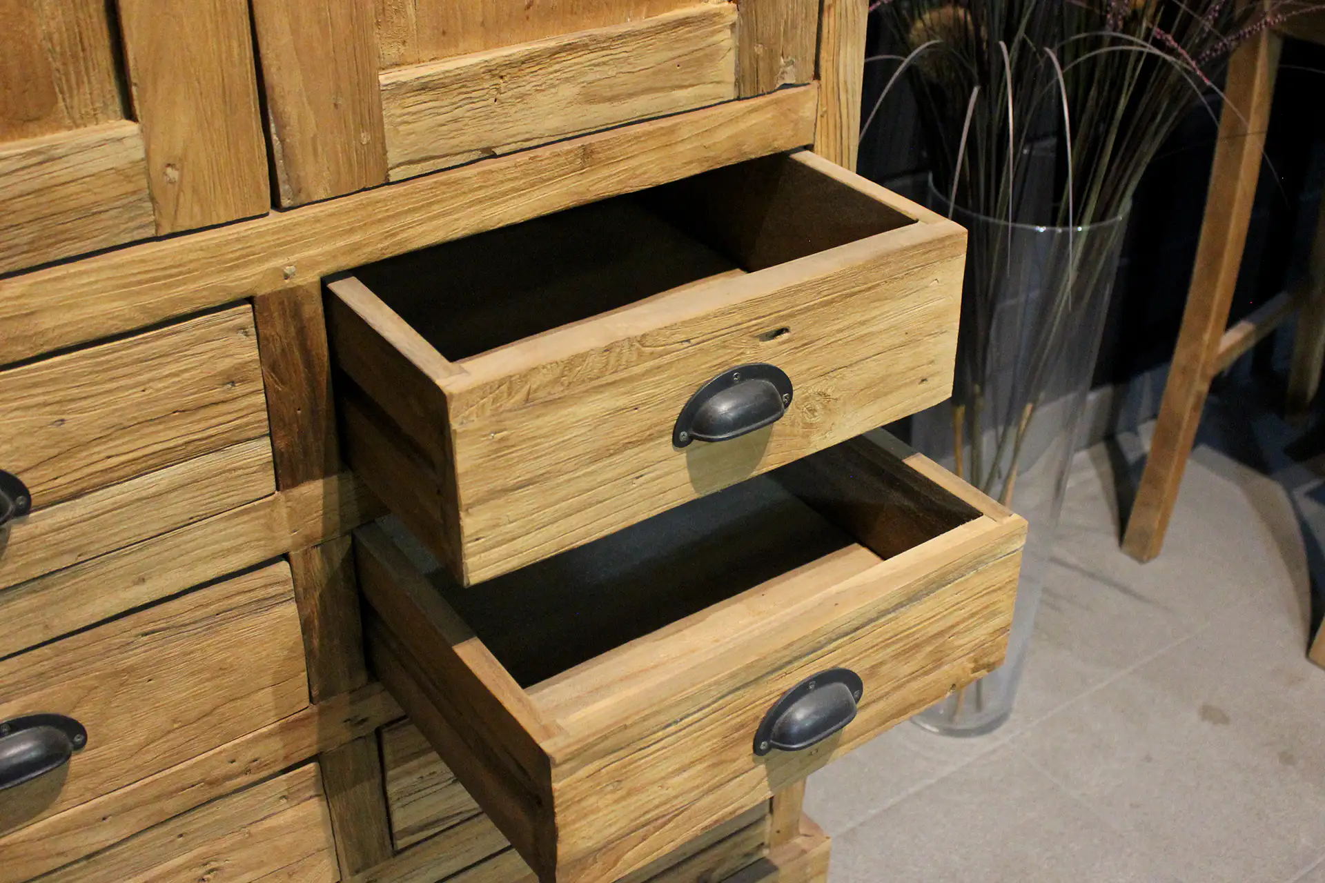 Cuci Lirih 90 Old 8 | kleine teak kast met 8 lades uit Indonesië Kleine teak kast met 8 lades uit Indonesië in geborsteld oud teakhout. Wandkast met draaideuren - teak winkel TEAK2.