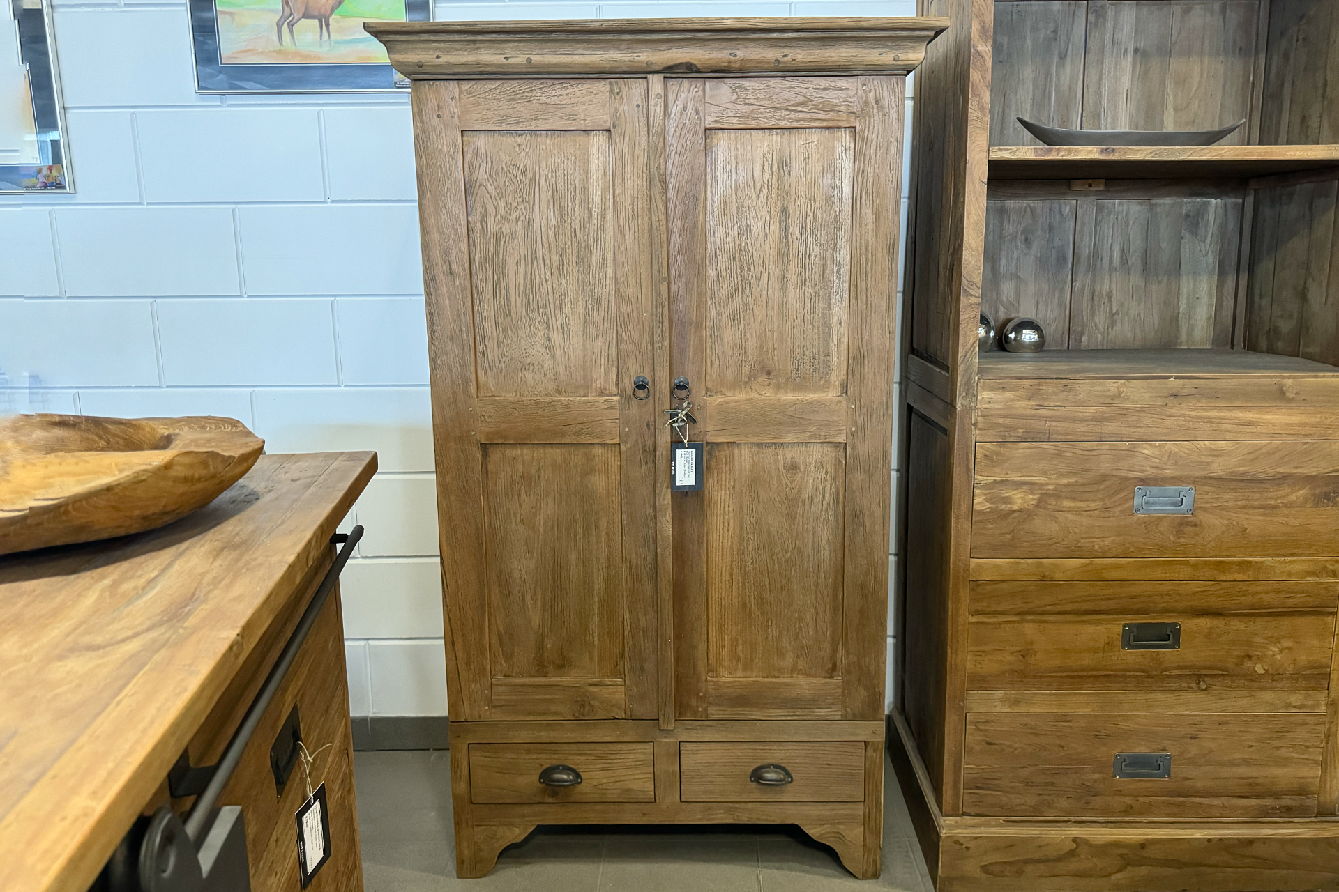 Cuci Luhut 90L Old 2 | petite armoire en teck avec moulures et 2 tiroirs Petite armoire en teck avec moulures et 2 tiroirs, fabriquée à la main en Indonésie. Petite armoire murale en teck, vieux teck, pieds sculptés - TEAK2.