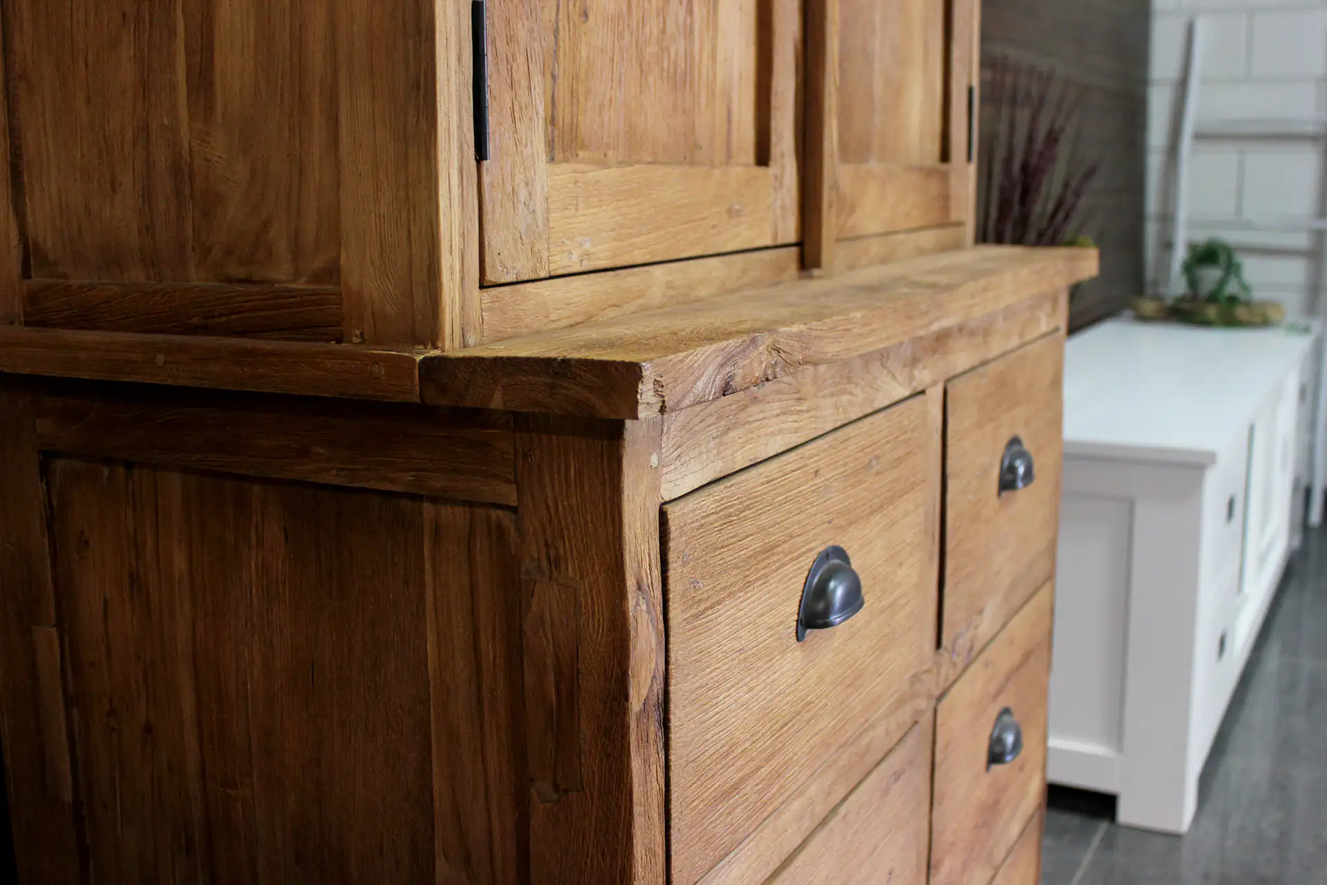 Cuci Pintu 90E Old 6 | vaisselier en teck, rustique, vaisselier fermé Vaisselier en teck, vieux teck rustique patiné. Vaisselier fermé avec 6 grands tiroirs et portes battantes - magasin de meubles TEAK2.