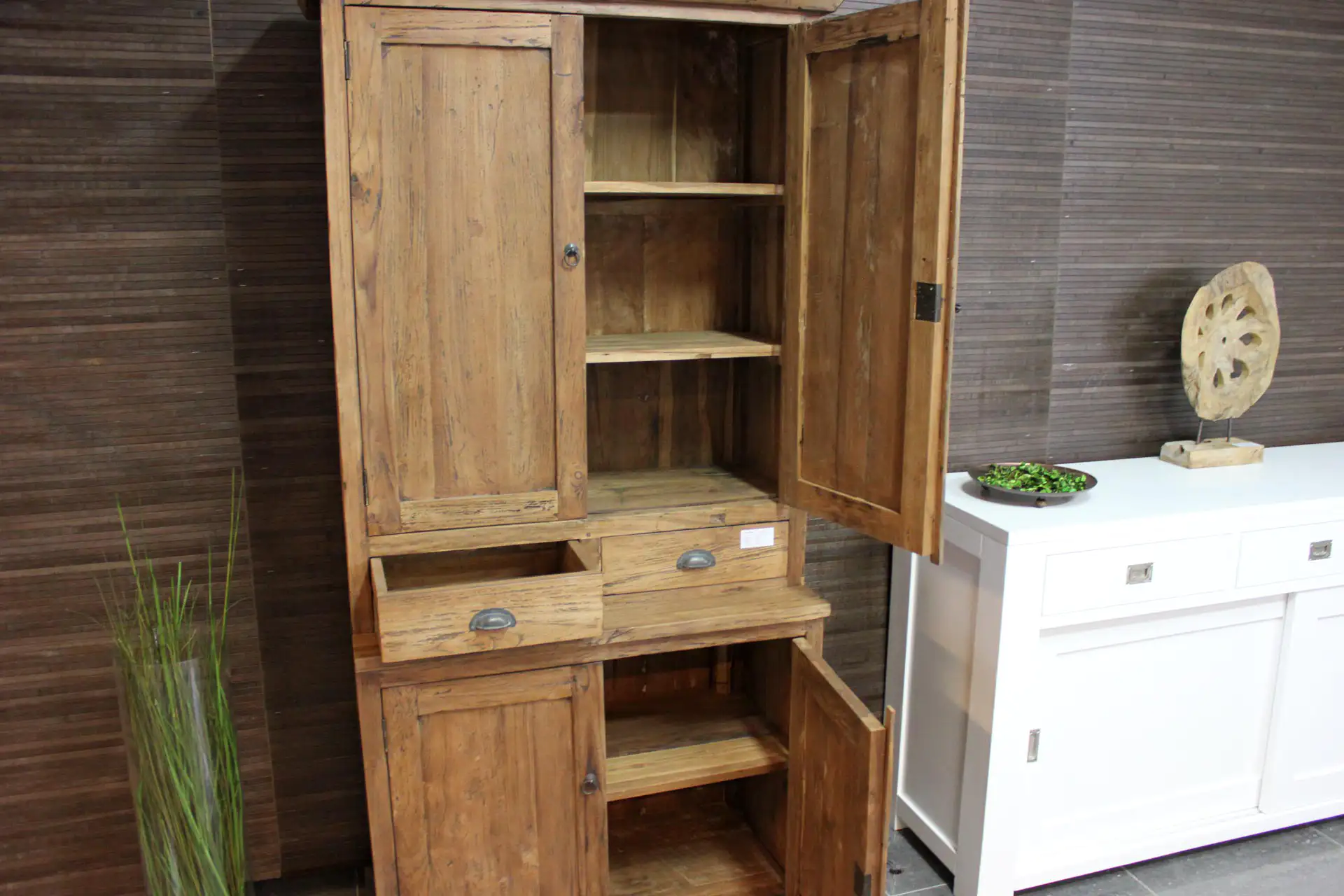 Cuci Pintu 90L Old 2 | armoire murale en teck d'Indonésie, porte fermée Vaisselier en teck d'Indonésie en vieux teck. Ce petit vaisselier fermé possède des portes fermées. Voir la boutique en ligne TEAK2.