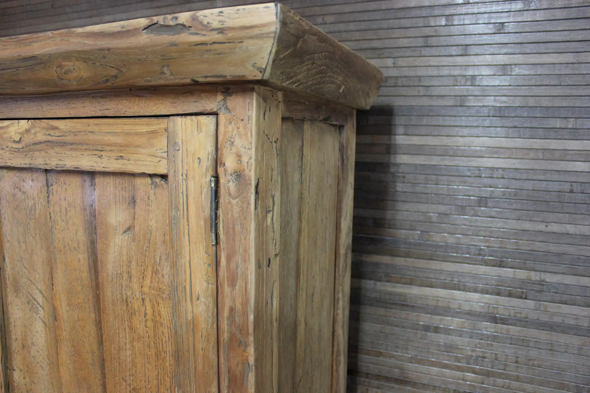 Cuci Pintu 90L Old 2 | armoire murale en teck d'Indonésie, porte fermée Vaisselier en teck d'Indonésie en vieux teck. Ce petit vaisselier fermé possède des portes fermées. Voir la boutique en ligne TEAK2.