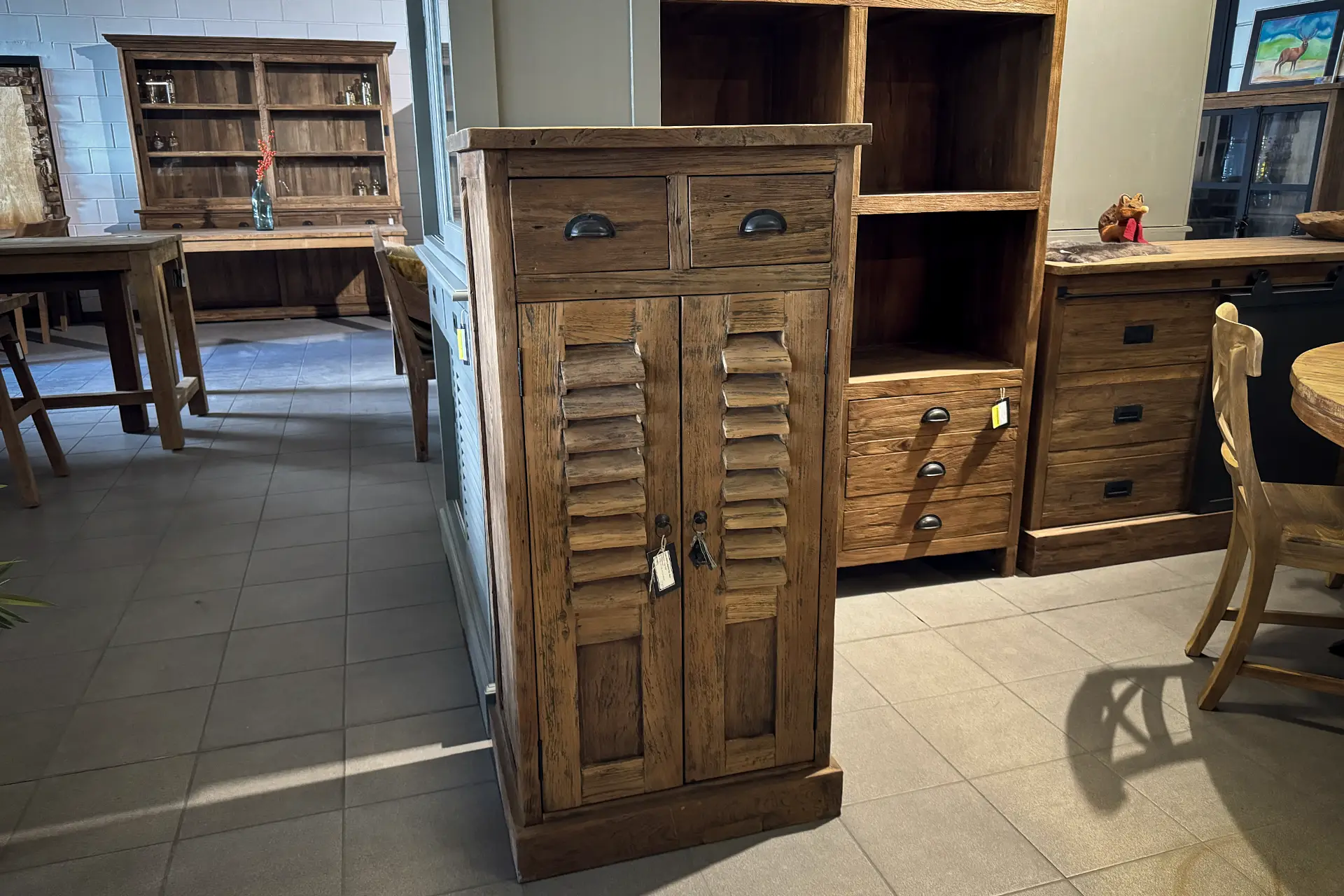 Cuci Pintu Kerai 70L Old | armoire murale étroite en teck avec porte persienne Armoire murale étroite et portes persiennes en teck d'Indonésie. Armoire murale ou vaisselier étroit à portes fermées en teck - TEAK2.
