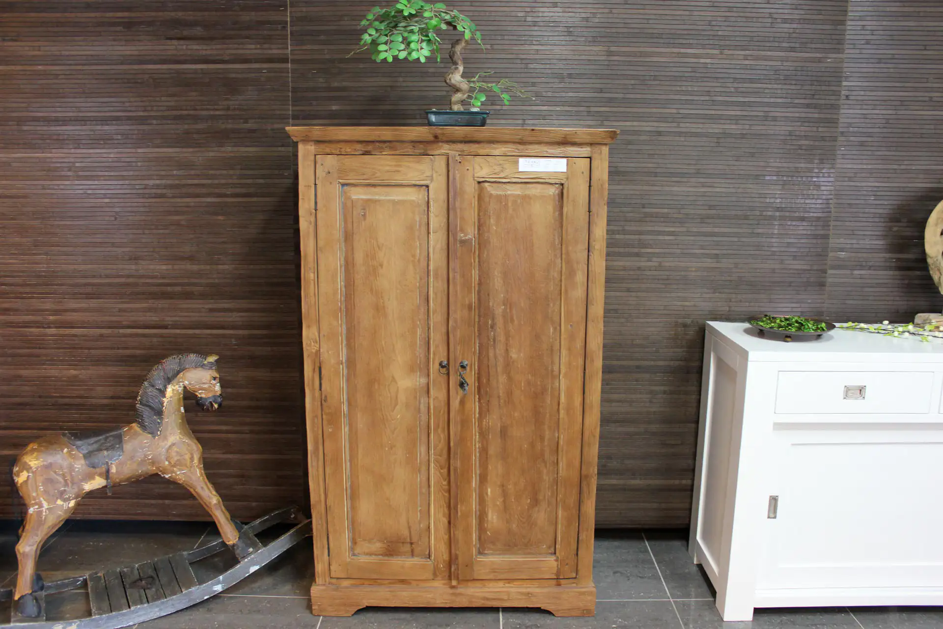 Cuci Rata 90 Old | Teakholz-Schrank aus Indonesien mit Drehtüren Teakholzschrank aus Indonesien mit Drehtüren. Kleiner Wandschrank oder niedriger Buffetschrank aus Teakholz. Rustikale Teakholzmöbel bei TEAK2.