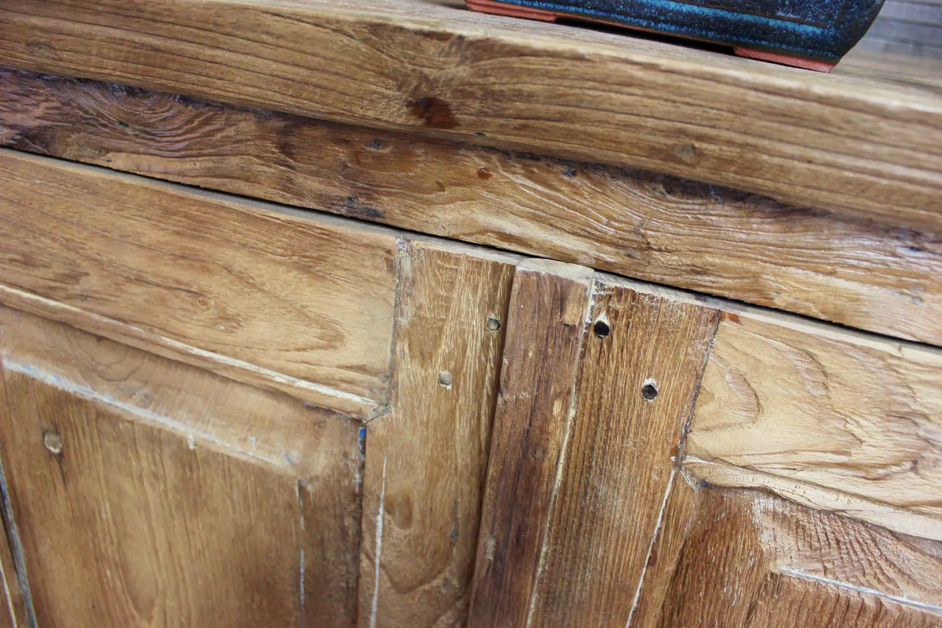 Cuci Rata 90 Old | Teakholz-Schrank aus Indonesien mit Drehtüren Teakholzschrank aus Indonesien mit Drehtüren. Kleiner Wandschrank oder niedriger Buffetschrank aus Teakholz. Rustikale Teakholzmöbel bei TEAK2.