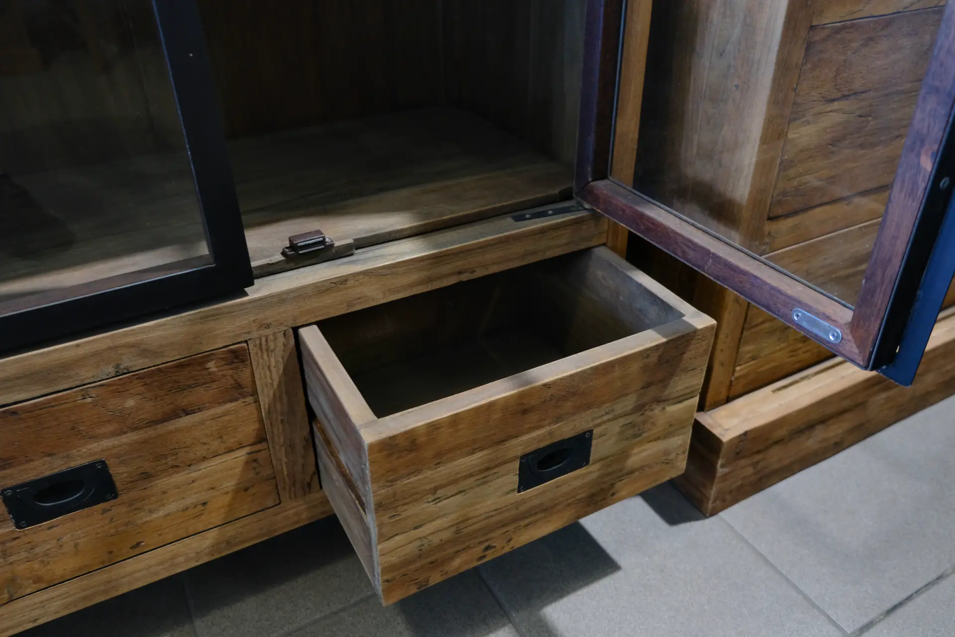 Cuci Taraf 80ML Old | petite armoire en teck avec métal - TEAK2 Petite armoire en teck avec métal d'Indonésie. Armoire murale exclusive en teck avec portes en métal et beau teck ancien - TEAK2.