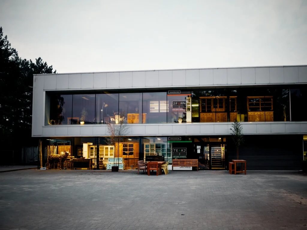 Meubelwinkel teak & witte meubelen in moderne & landelijke stijl. Kwaliteit & vakmanschap uit Indonesië. Webshop + showroom België, Pelt. Linker aanzicht pand op Lodewijk de Raetlaan 3.