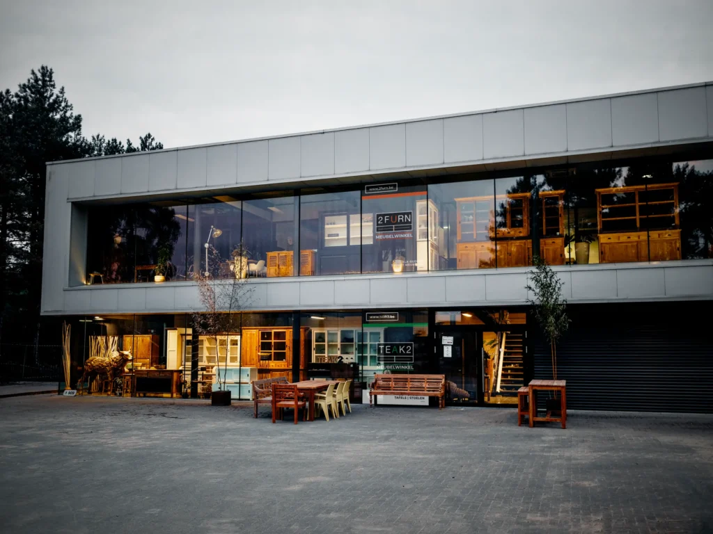 Meubelwinkel teak & witte meubelen in moderne & landelijke stijl. Kwaliteit & vakmanschap uit Indonesië. Webshop + showroom België, Pelt. Linker aanzicht pand op Lodewijk de Raetlaan 3.