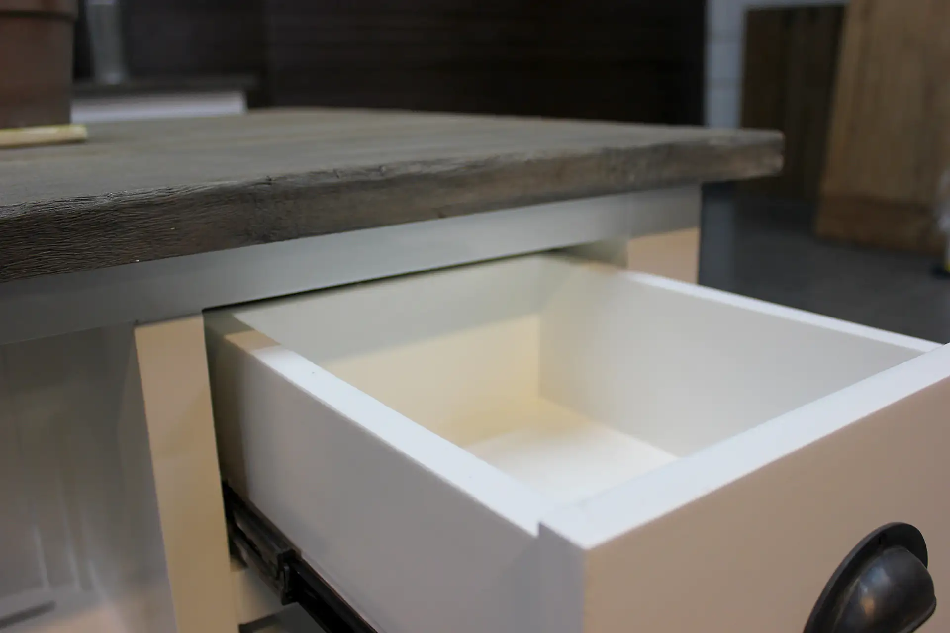 Kotak SX80-100L SW Teak | table basse carrée de rustique, blanche Table basse carrée de style rustique, blanc & teck en blanc signalisation RAL 9016. Modèle de luxe avec glissières de tiroir. Tables basses carrées - TEAK2.