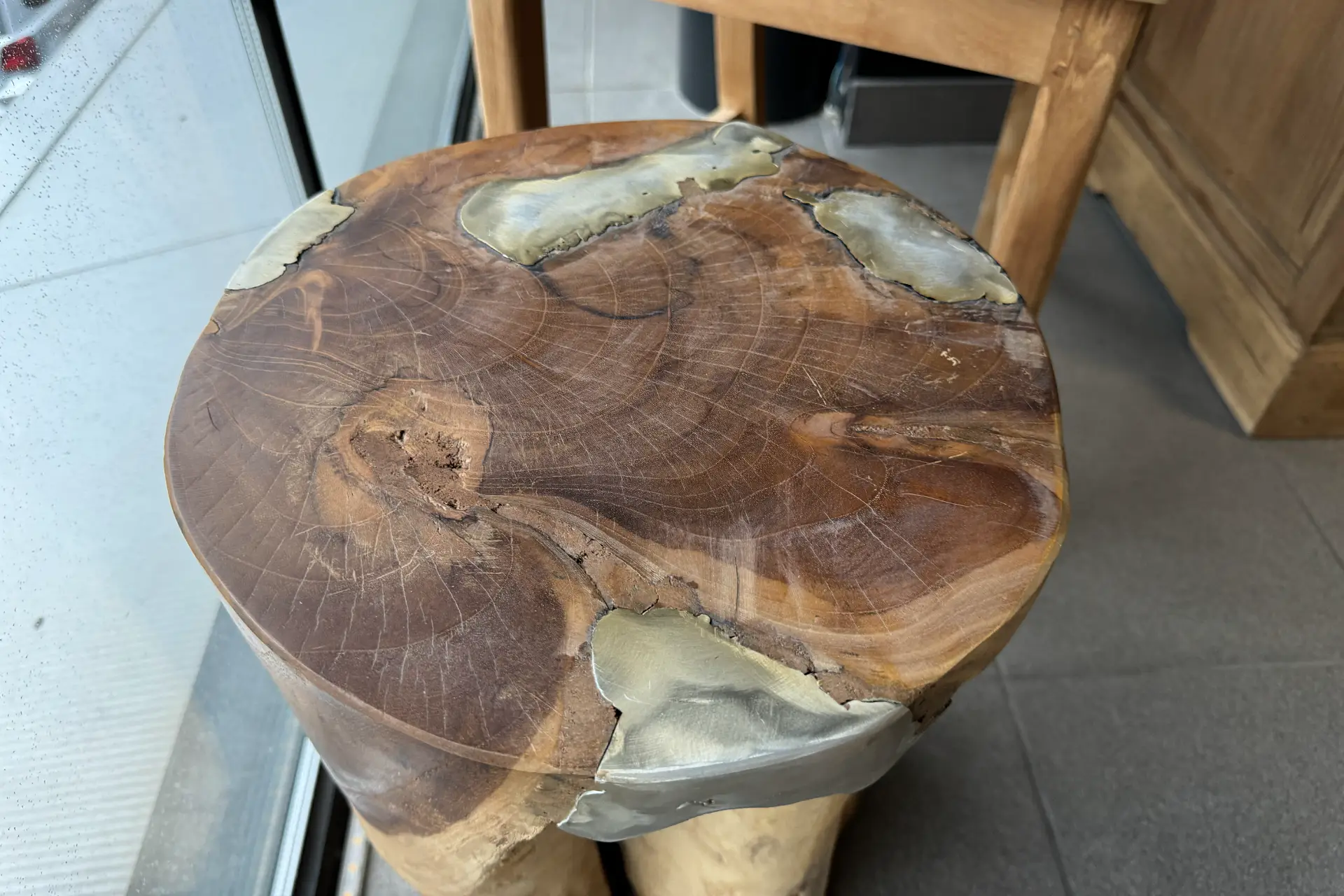 Melebur teak stool | small round teak stool with metal inlay Small round teak stool with metal inlay. Teak stool made of teak burl, round and sturdy - TEAK2.