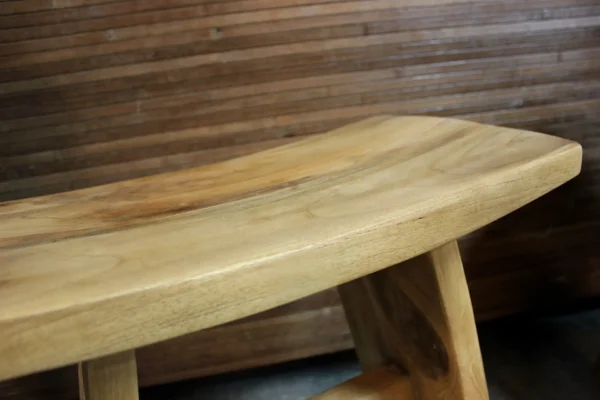 Petit tabouret en teck avec une assise circulaire. Ce petit tabouret a une base moderne en teck. Tabourets en teck - TEAK2.