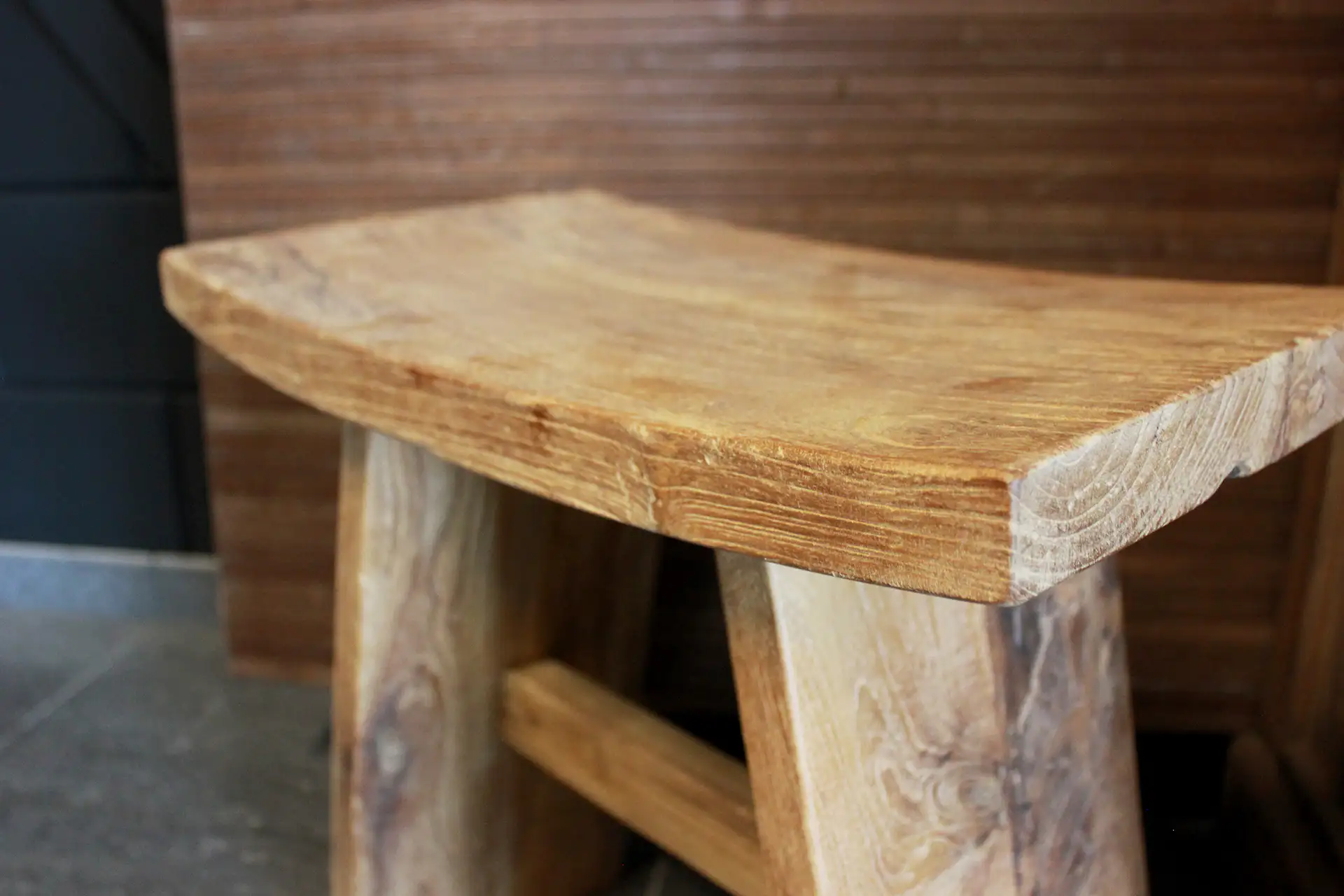 Kruk Teak Panah Old | klein krukje in oud teakhout, ronde zitting Klein krukje in oud teakhout met rondlopende zitting. Deze kleine teak kruk heeft een teakhouten onderstel - TEAK2.