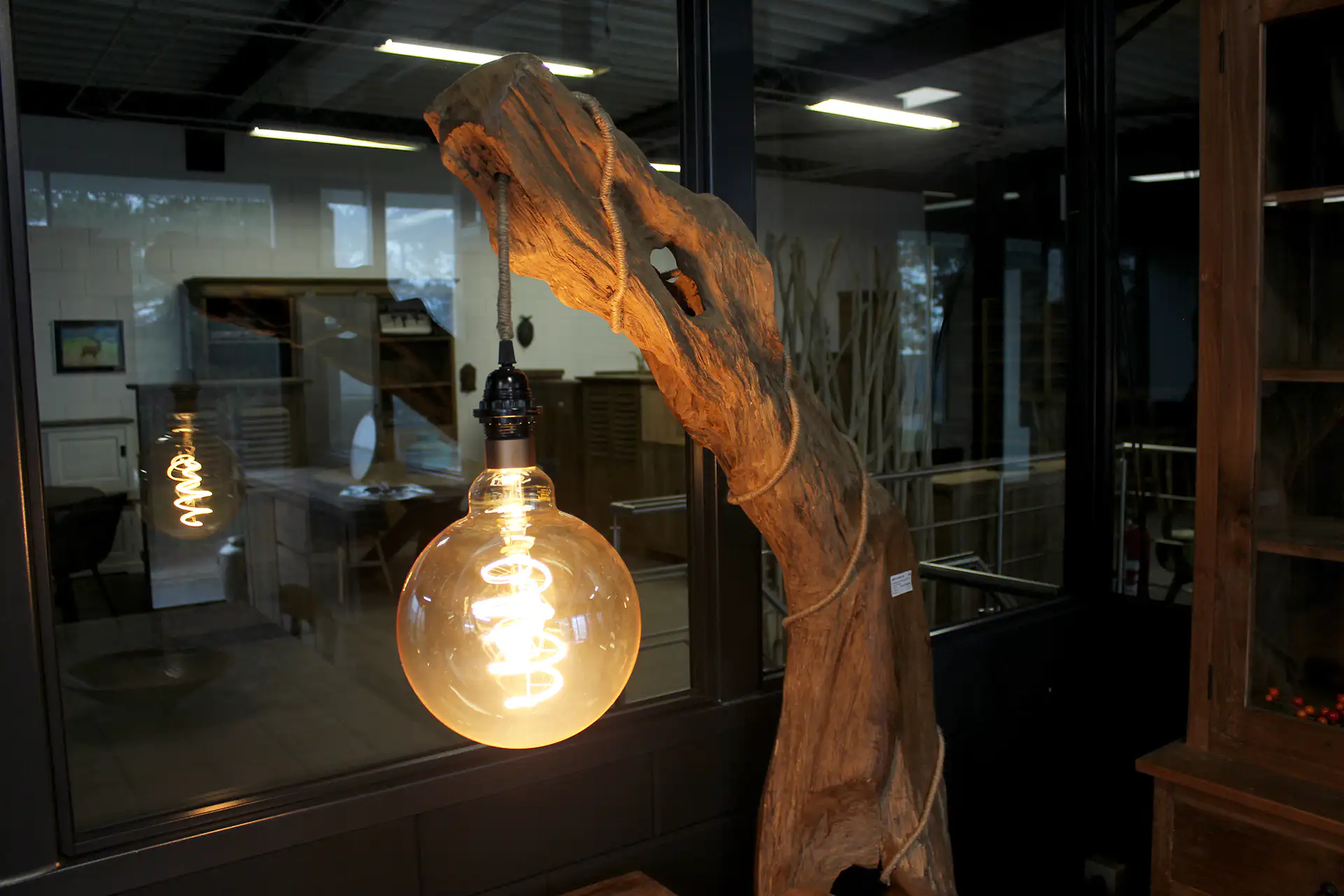 Lampu Jantan 180 | aparte, grote teakhouten lamp - TEAK2 Aparte, grote teakhouten lamp. Teak roots hanglamp, staand model en 180cm hoog! Stijlvol interieur - meubelwinkel TEAK2.