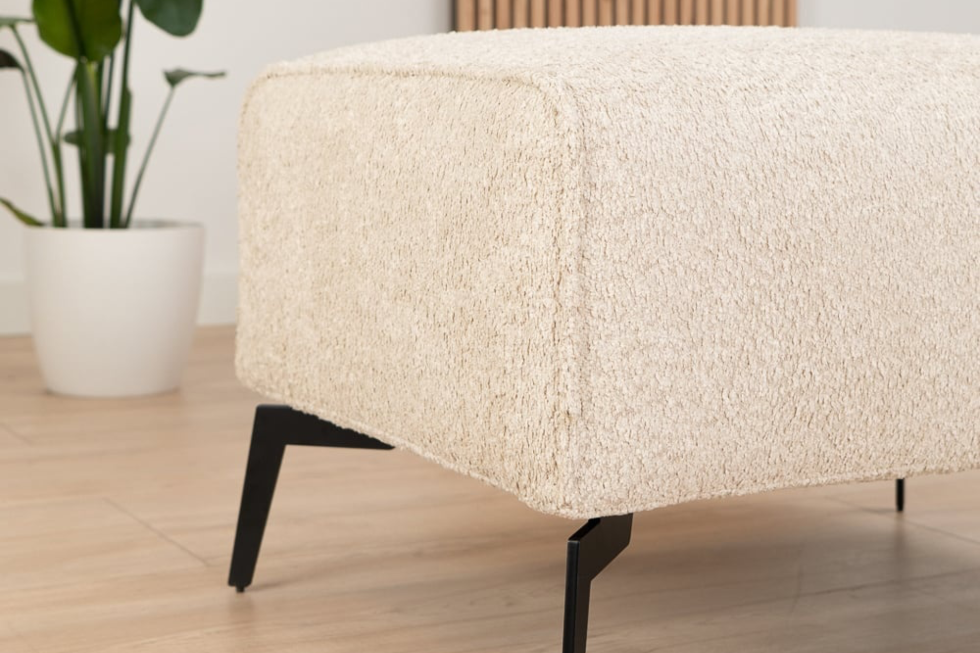 Lentur 1Z BOU | duurzame, moderne en comfortabele poef bouclé Duurzame, moderne en comfortabele poef bouclé, ronde elementen en kussens. Bouclé hocker, hoge martindale score - TEAK2.