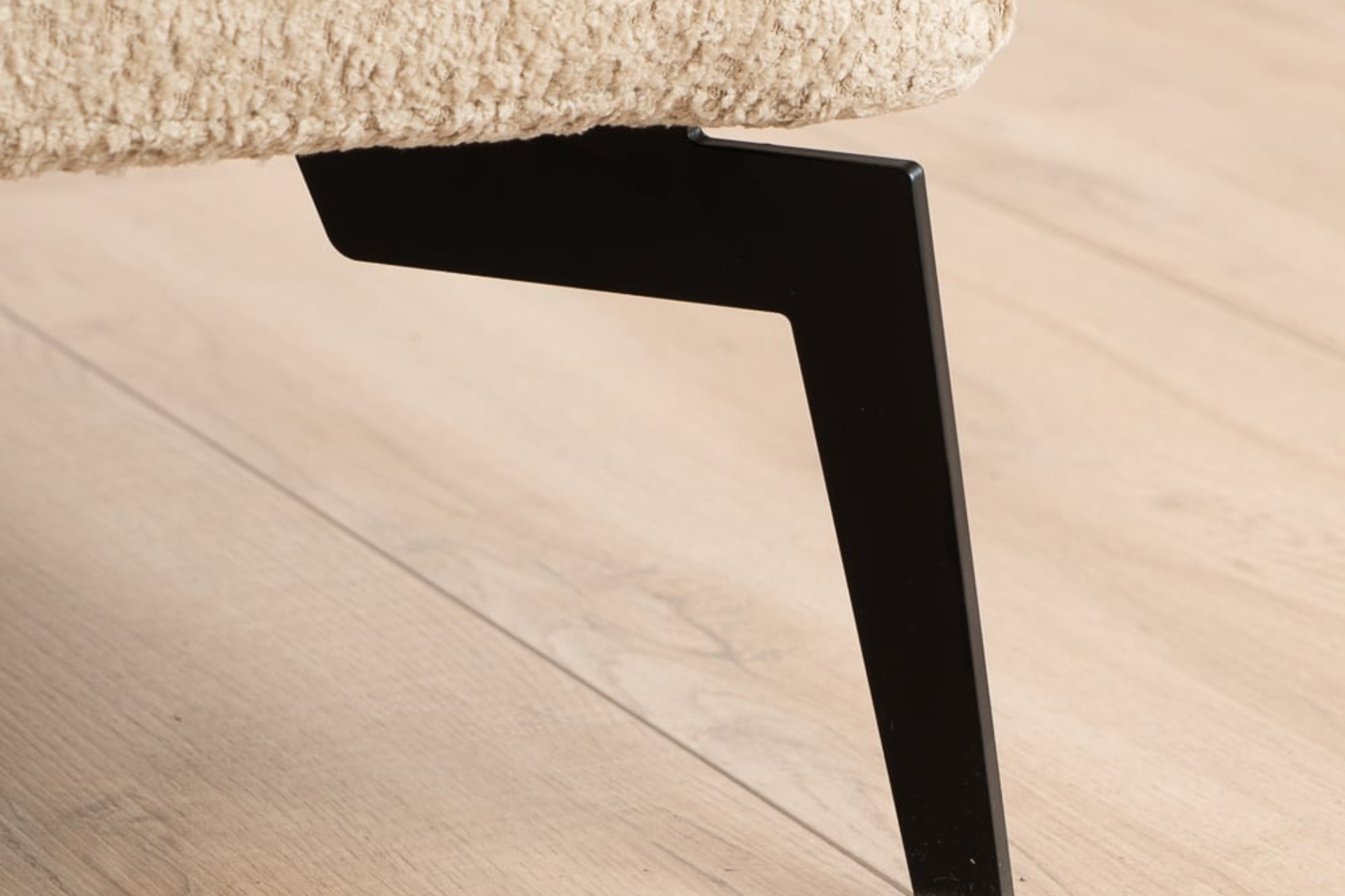 Lentur 1Z BOU | duurzame, moderne en comfortabele poef bouclé Duurzame, moderne en comfortabele poef bouclé, ronde elementen en kussens. Bouclé hocker, hoge martindale score - TEAK2.