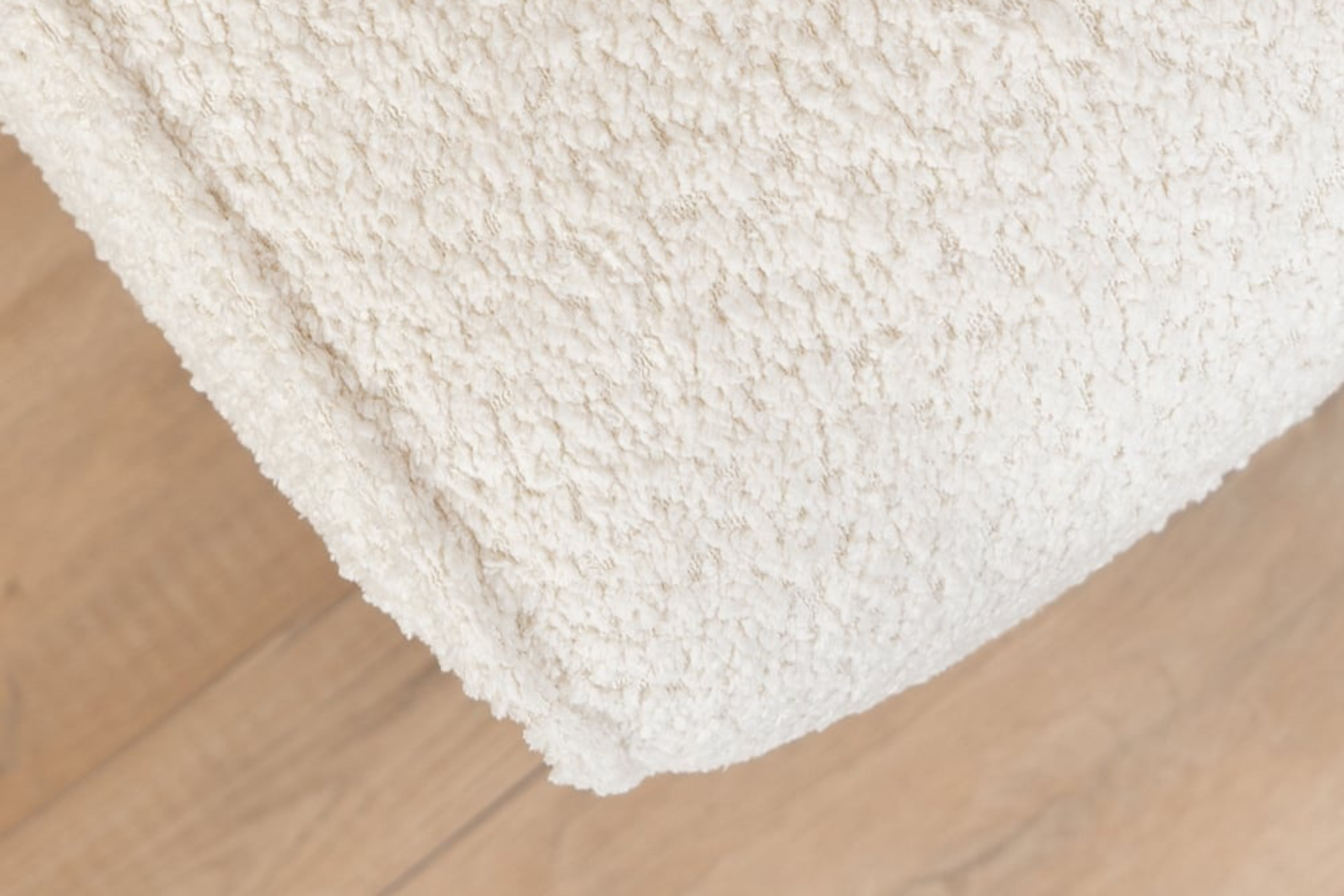 Lentur 1Z BOU | duurzame, moderne en comfortabele poef bouclé Duurzame, moderne en comfortabele poef bouclé, ronde elementen en kussens. Bouclé hocker, hoge martindale score - TEAK2.