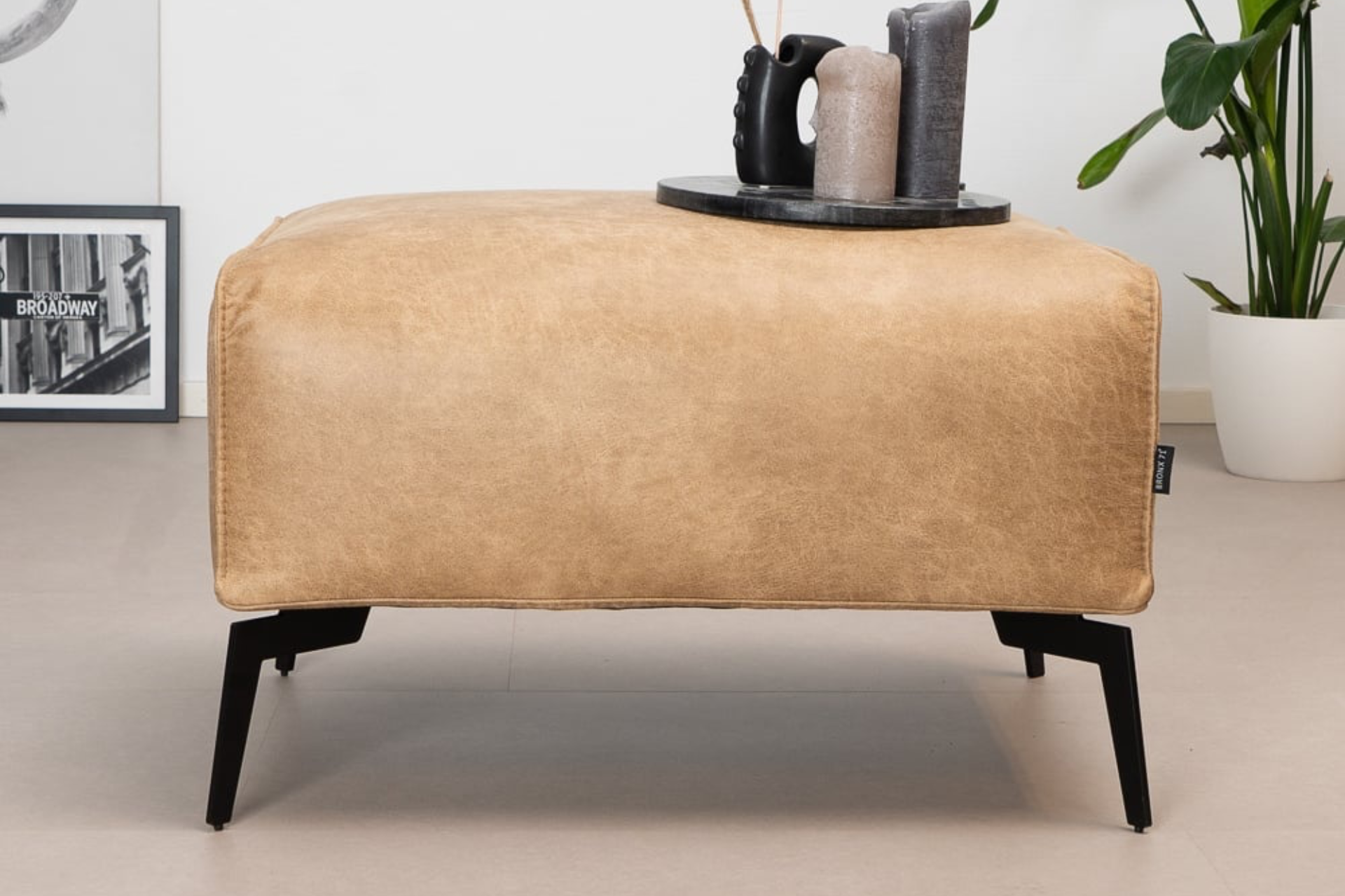 Lentur 1Z ECO leather | modern and comfortable pouf ECO leather Sustainable, modern and comfortable pouf in ECO-leather, with round elements and cushions. Mix of real leather and polyester - TEAK2.