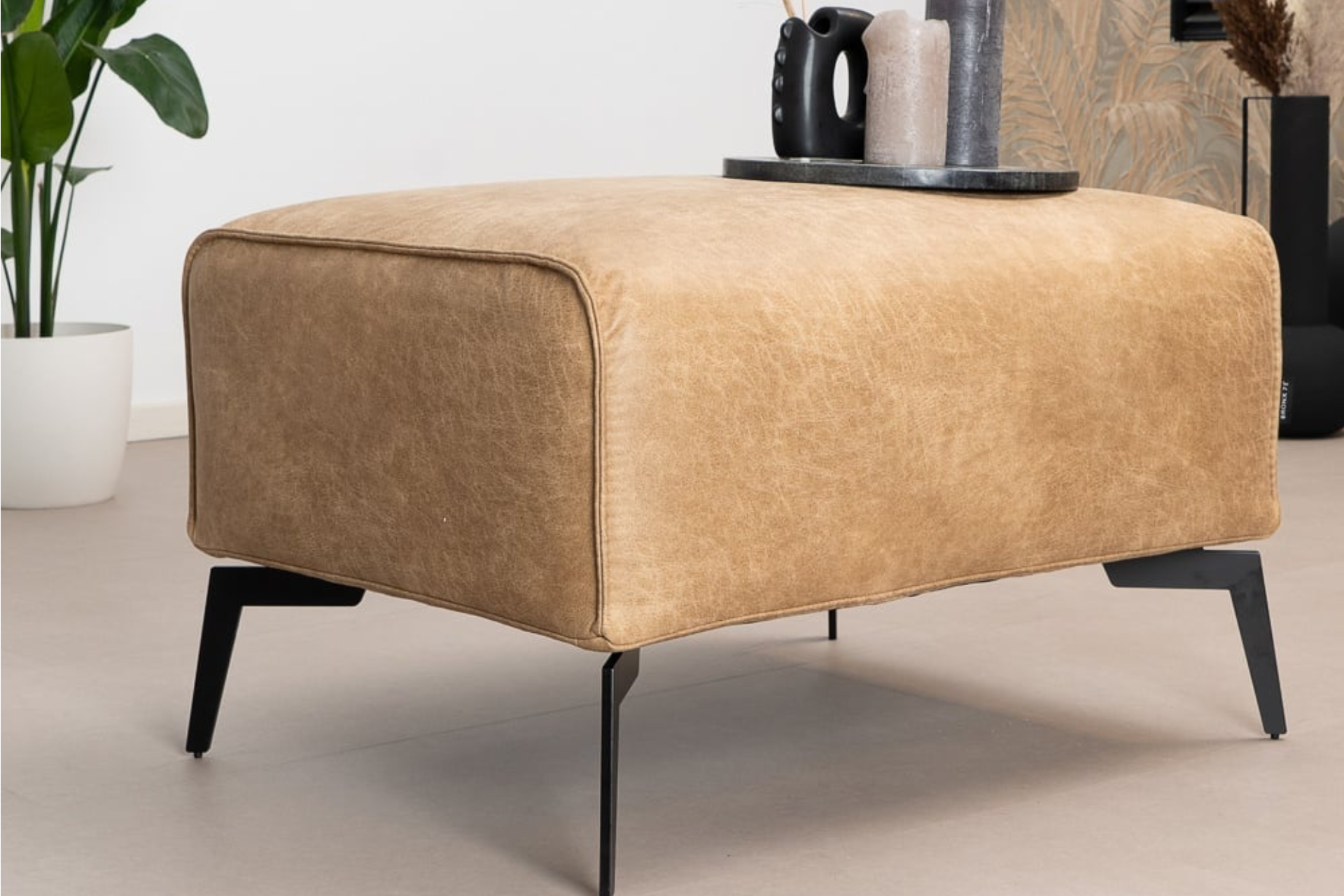 Lentur 1Z ECO leather | modern and comfortable pouf ECO leather Sustainable, modern and comfortable pouf in ECO-leather, with round elements and cushions. Mix of real leather and polyester - TEAK2.