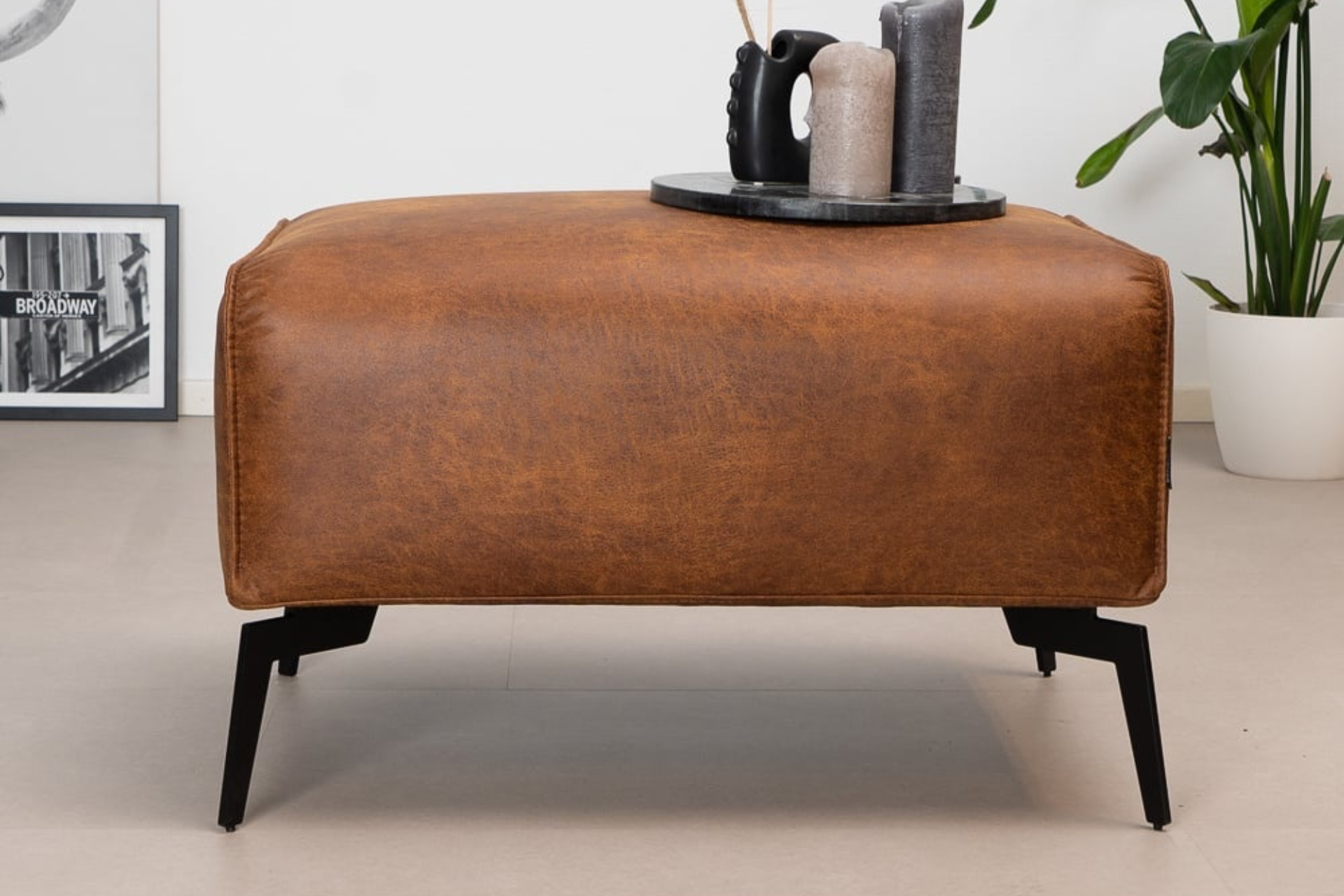 Lentur 1Z ECO leather | modern and comfortable pouf ECO leather Sustainable, modern and comfortable pouf in ECO-leather, with round elements and cushions. Mix of real leather and polyester - TEAK2.