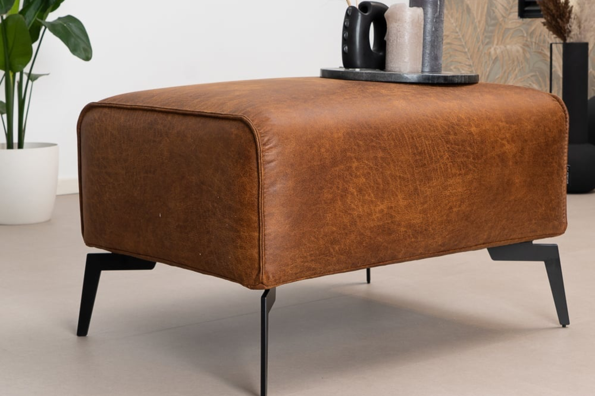 Lentur 1Z ECO leather | modern and comfortable pouf ECO leather Sustainable, modern and comfortable pouf in ECO-leather, with round elements and cushions. Mix of real leather and polyester - TEAK2.