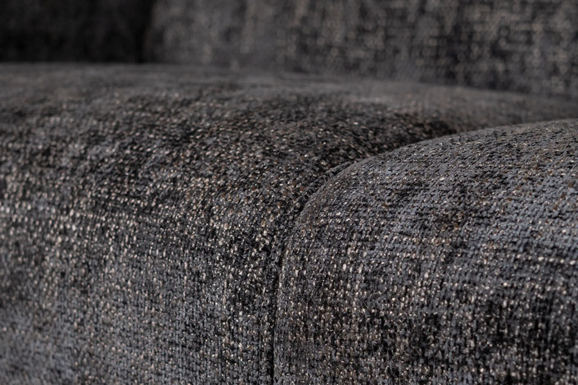 Lentur 2.5Z CHE | duurzame en comfortabele bank in chenille Duurzame, moderne en comfortabele bank in chenille, ronde elementen en kussens. Comfortabele sofa, hoge martindale score - TEAK2.