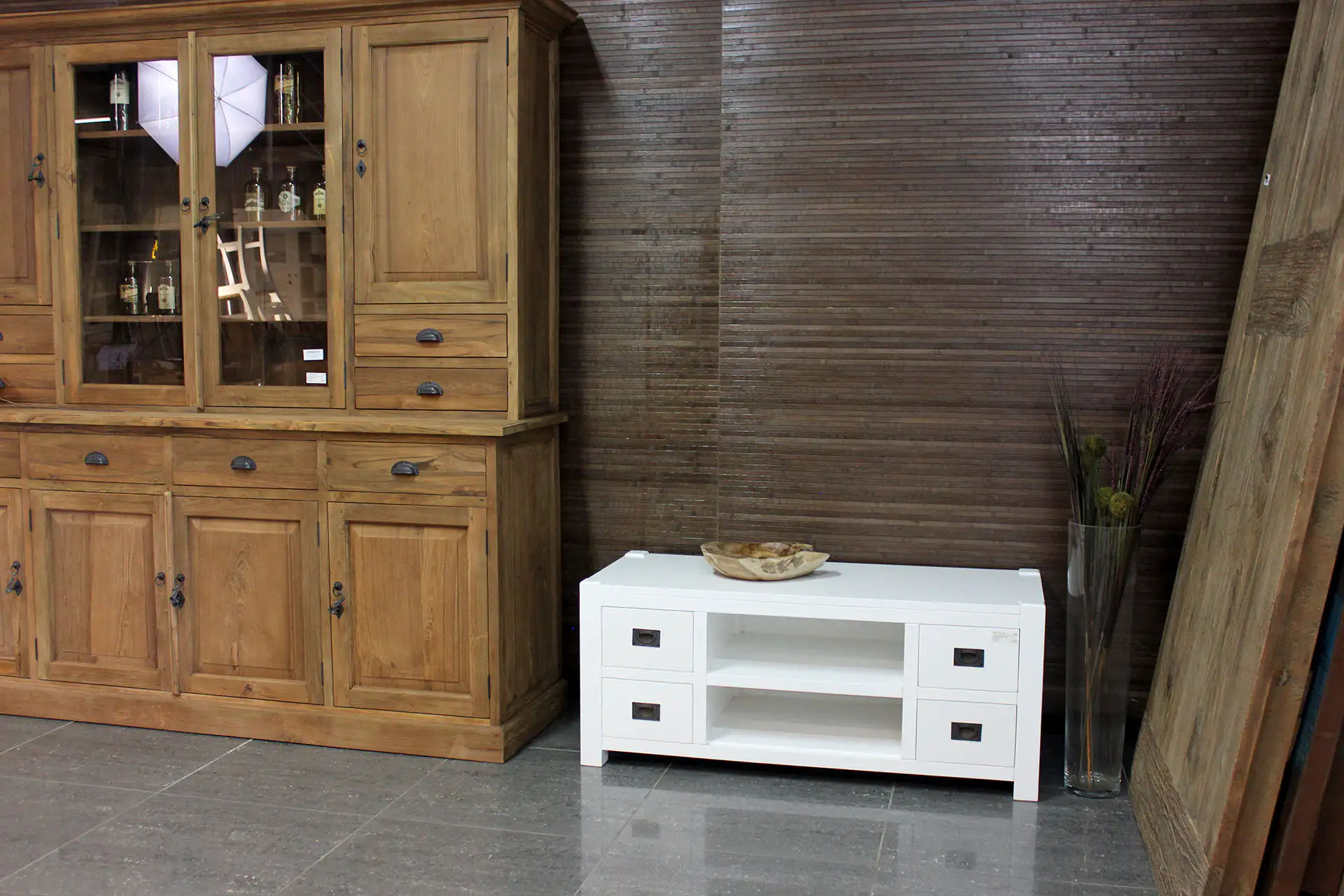 Liri TV120L SW | classic-modern white Tv unit with drawers Classic-modern white Tv unit with drawers and open center compartment. Protruding legs at the top and modern construction. White furniture - TEAK2.