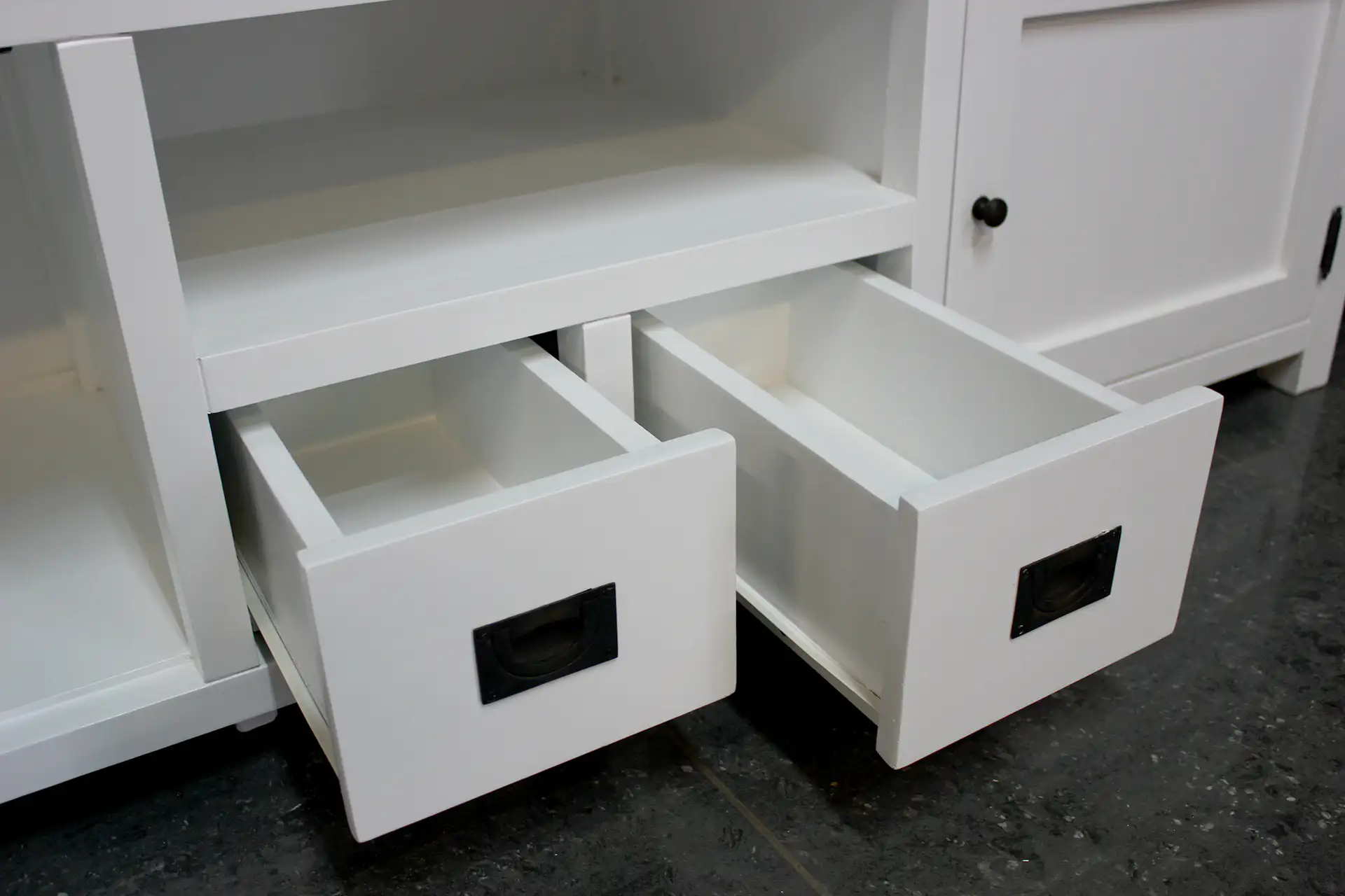 Liri TV160-180TL SW | wit Tv-meubel met draaideuren & lades Wit Tv-meubel met draaideuren en lades in het midden. Tv-meubel in klassiek, moderne stijl, witte Tv-meubels bij meubelwinkel TEAK2.