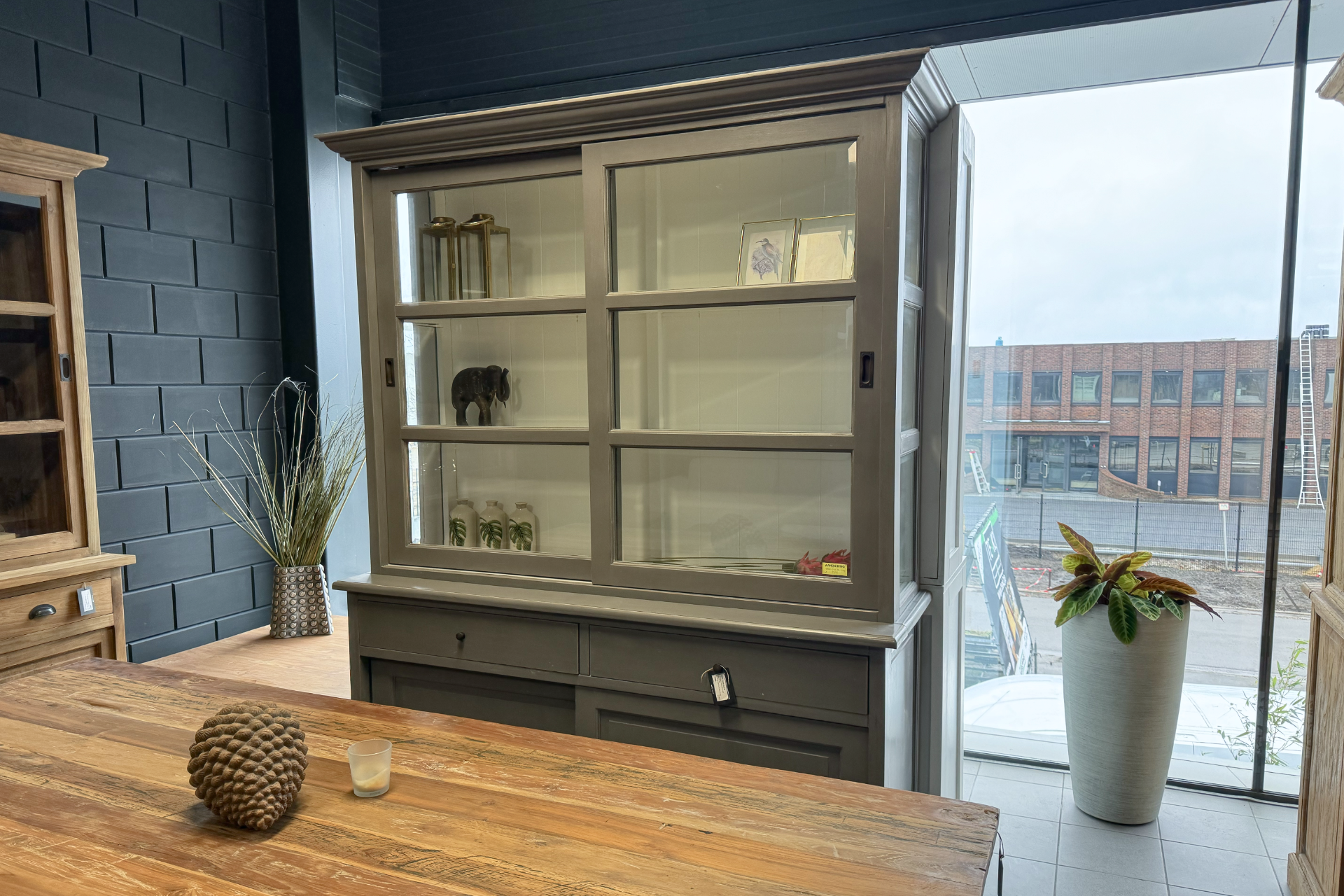 Luar 150-300WL GG | grijsgroene aparte vitrinekast antique finish Grijsgroene aparte vitrinekast antique finish, kast in klassiek, moderne uitstraling. Vitrinekasten - TEAK2.