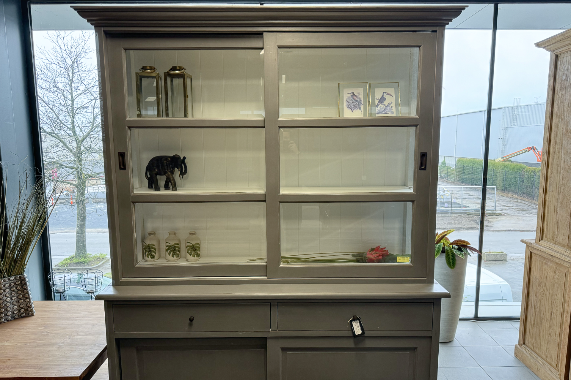 Luar 150-300WL GG | grijsgroene aparte vitrinekast antique finish Grijsgroene aparte vitrinekast antique finish, kast in klassiek, moderne uitstraling. Vitrinekasten - TEAK2.