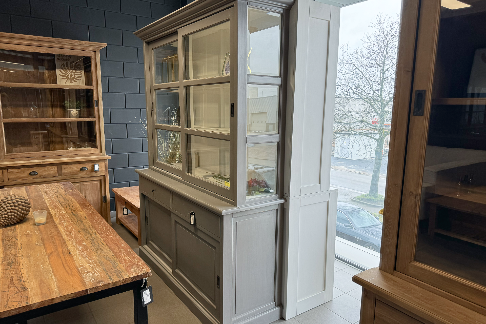 Luar 150-300WL GG | grijsgroene aparte vitrinekast antique finish Grijsgroene aparte vitrinekast antique finish, kast in klassiek, moderne uitstraling. Vitrinekasten - TEAK2.